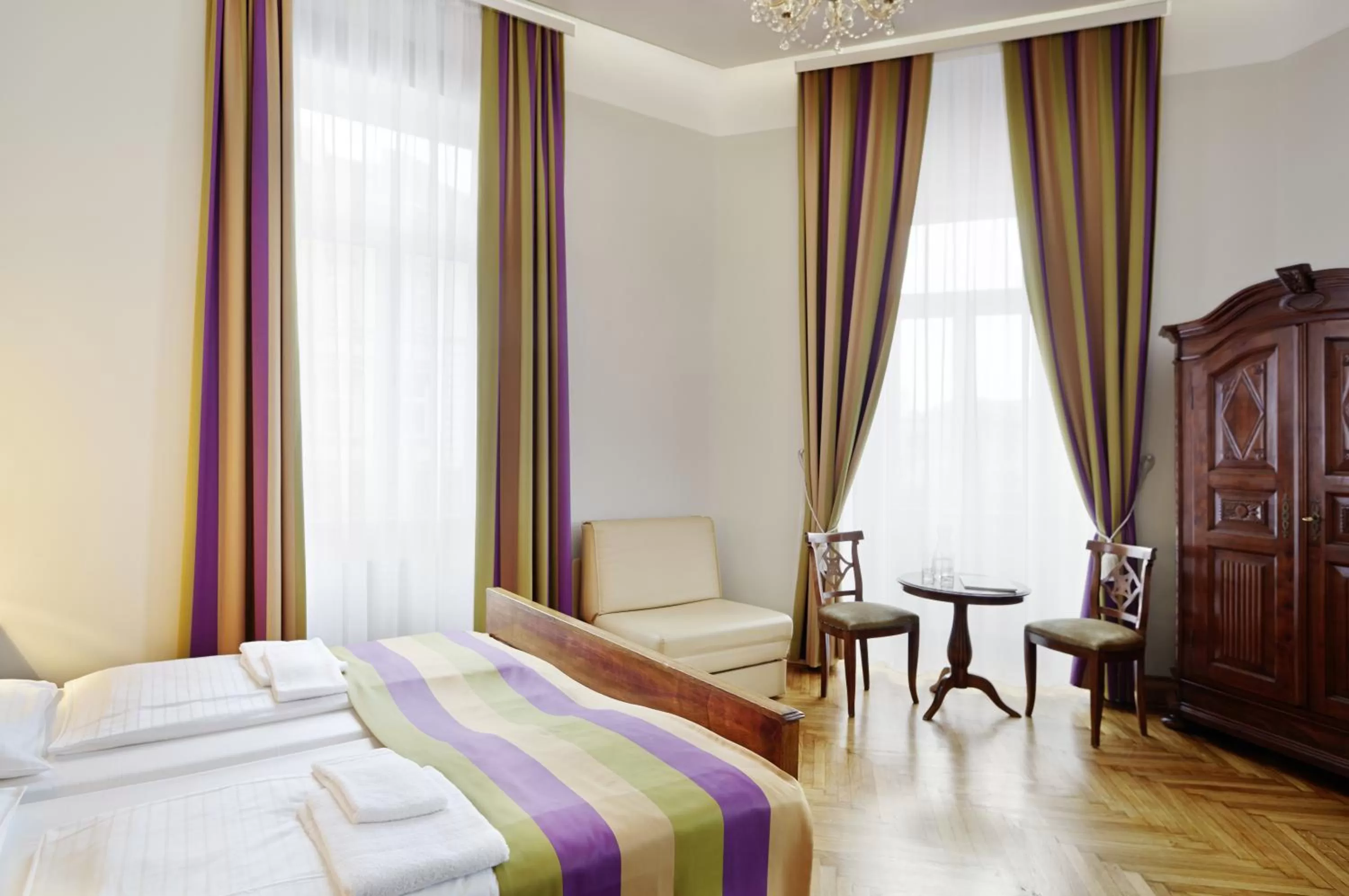 Photo of the whole room, Bed in BoutiqueHOTEL Donauwalzer