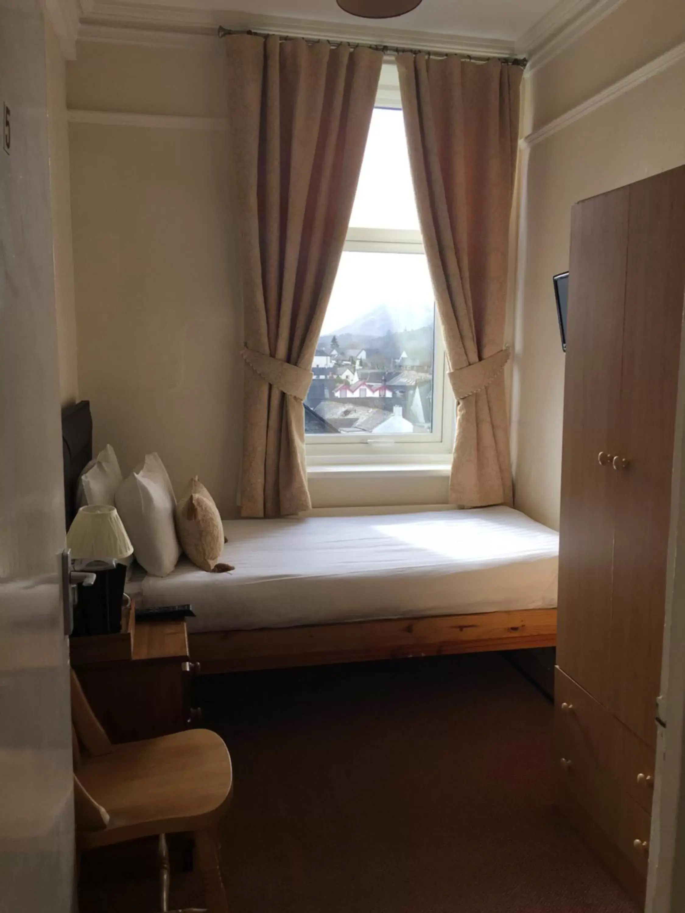 Photo of the whole room, Bed in Lincoln Guest House