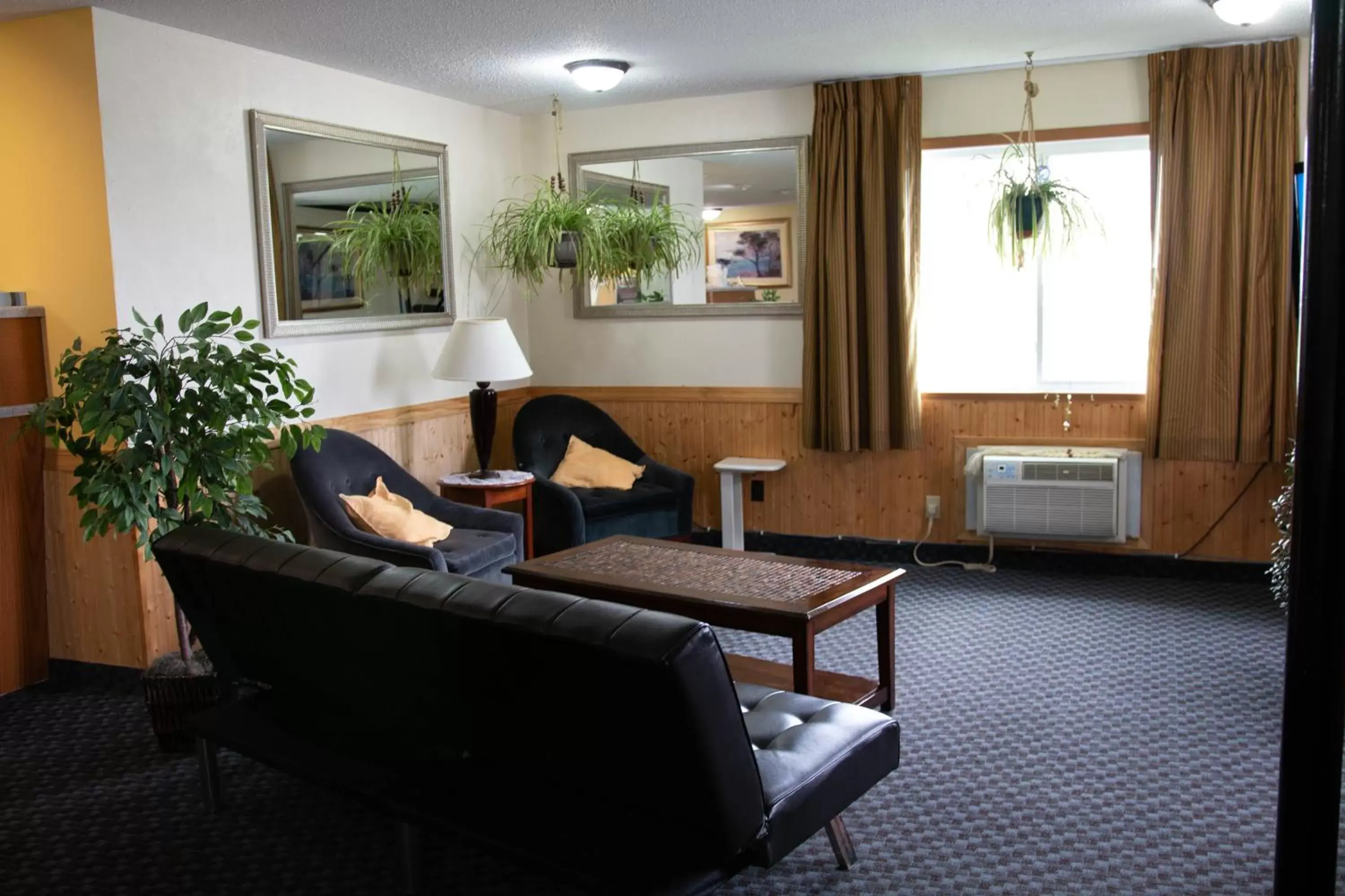 Seating Area in East Grand Inn