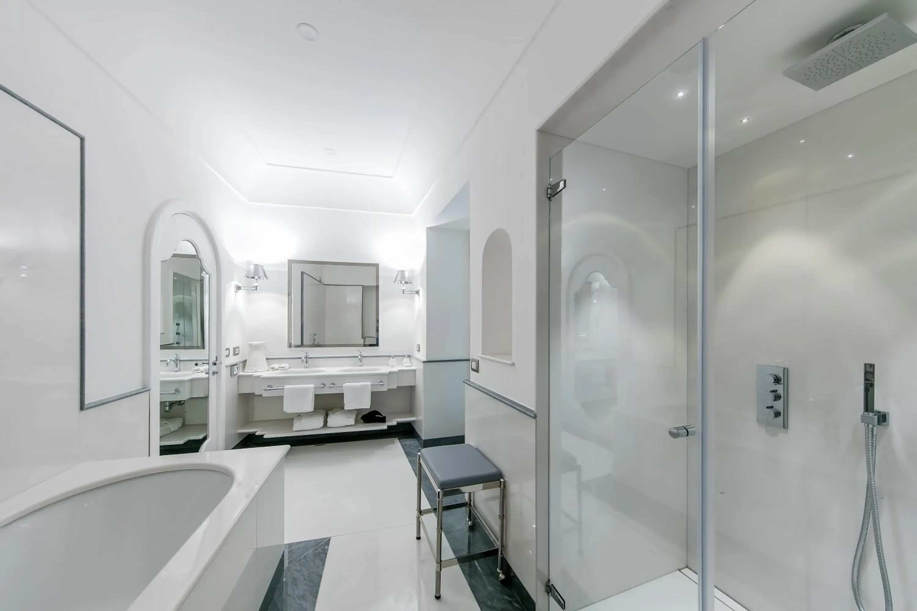 Bathroom, Seating Area in Hotel Villa Franca