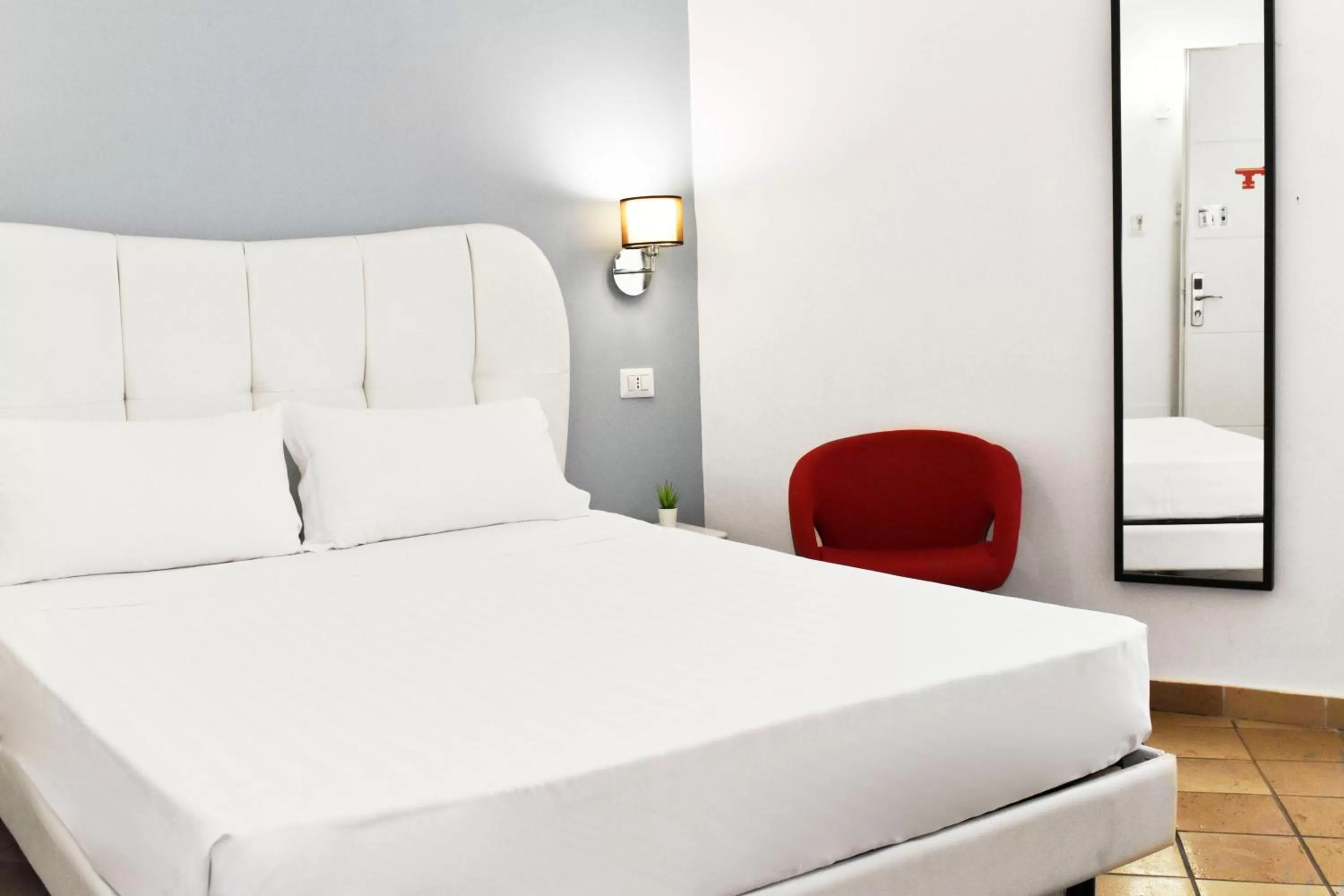 Bedroom, Bed in Roma Resort Colosseum