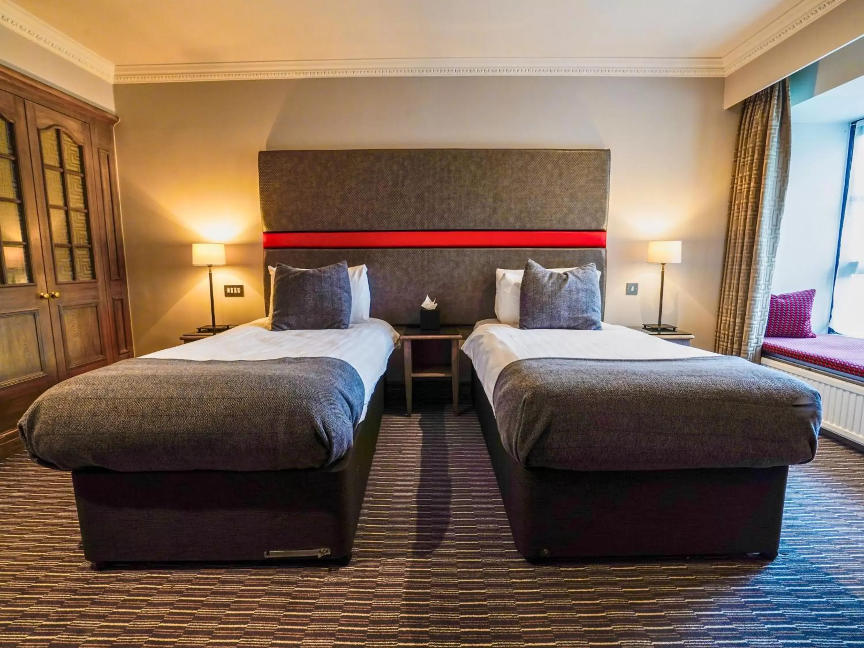 Bedroom, Bed in Villiers Hotel