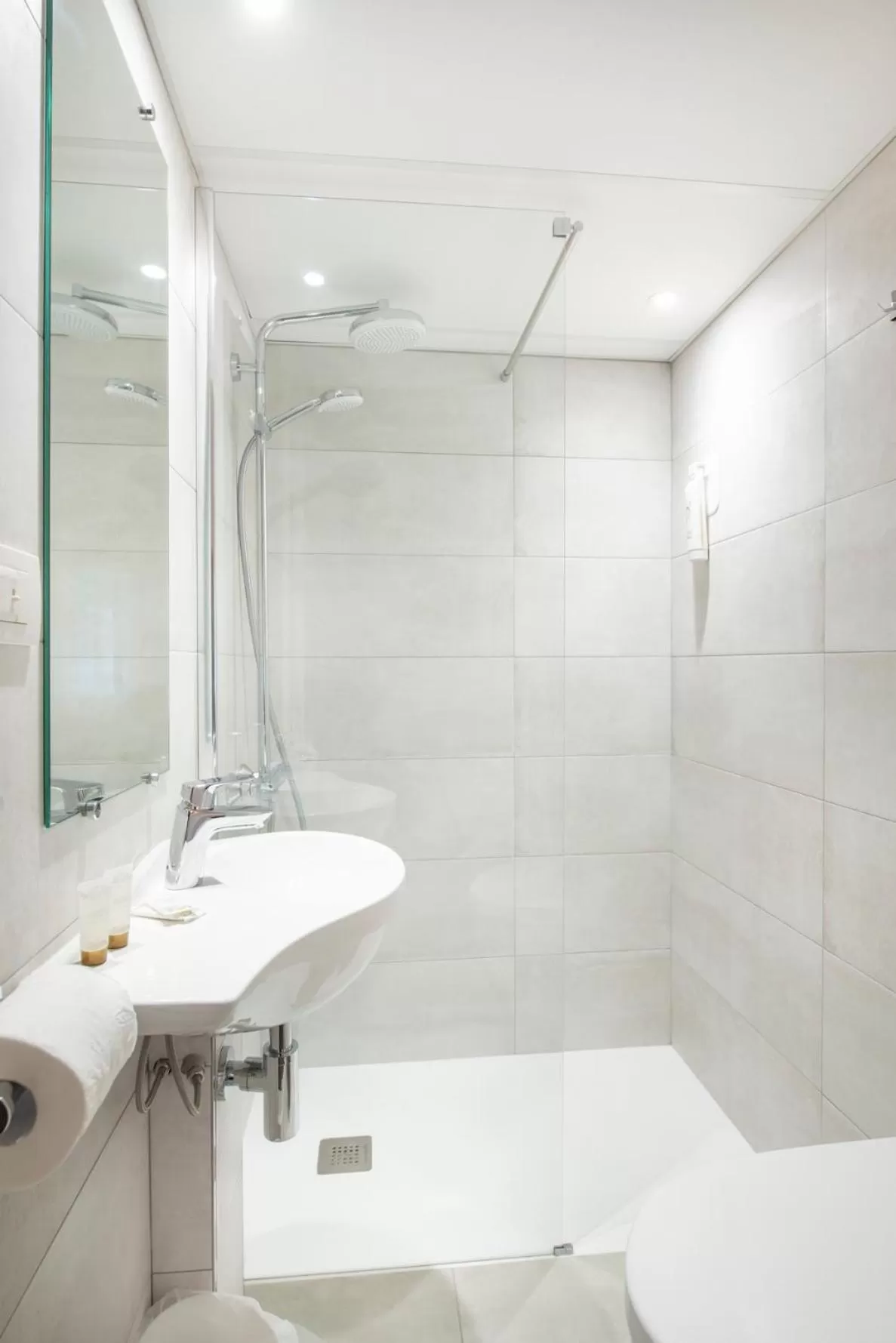 Shower in The Originals Access Hôtel Bordeaux Aéroport