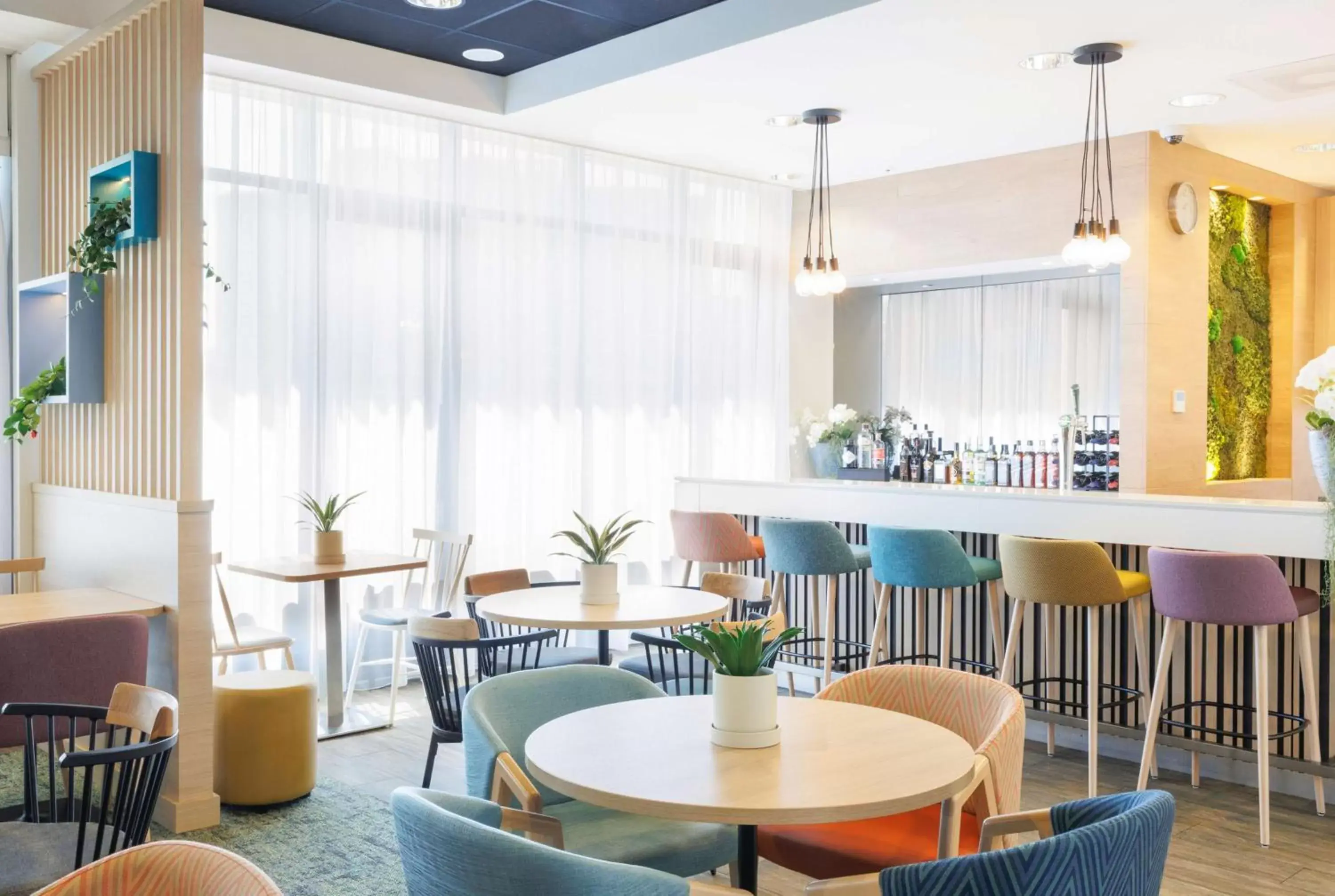 Lounge or bar, Restaurant/Places to Eat in Hampton by Hilton Amsterdam Airport Schiphol