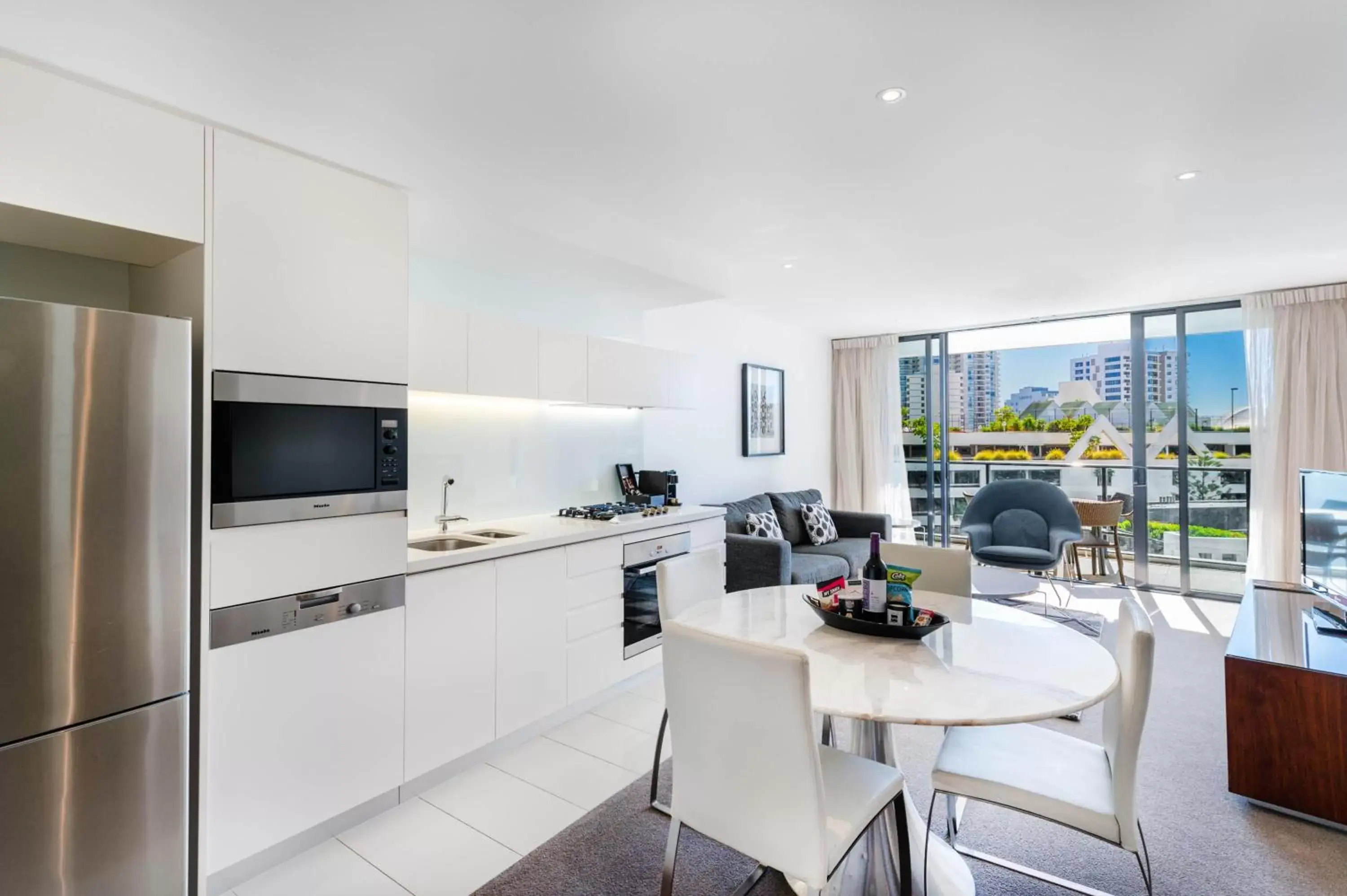 Kitchen or kitchenette, Dining Area in Peppers Broadbeach