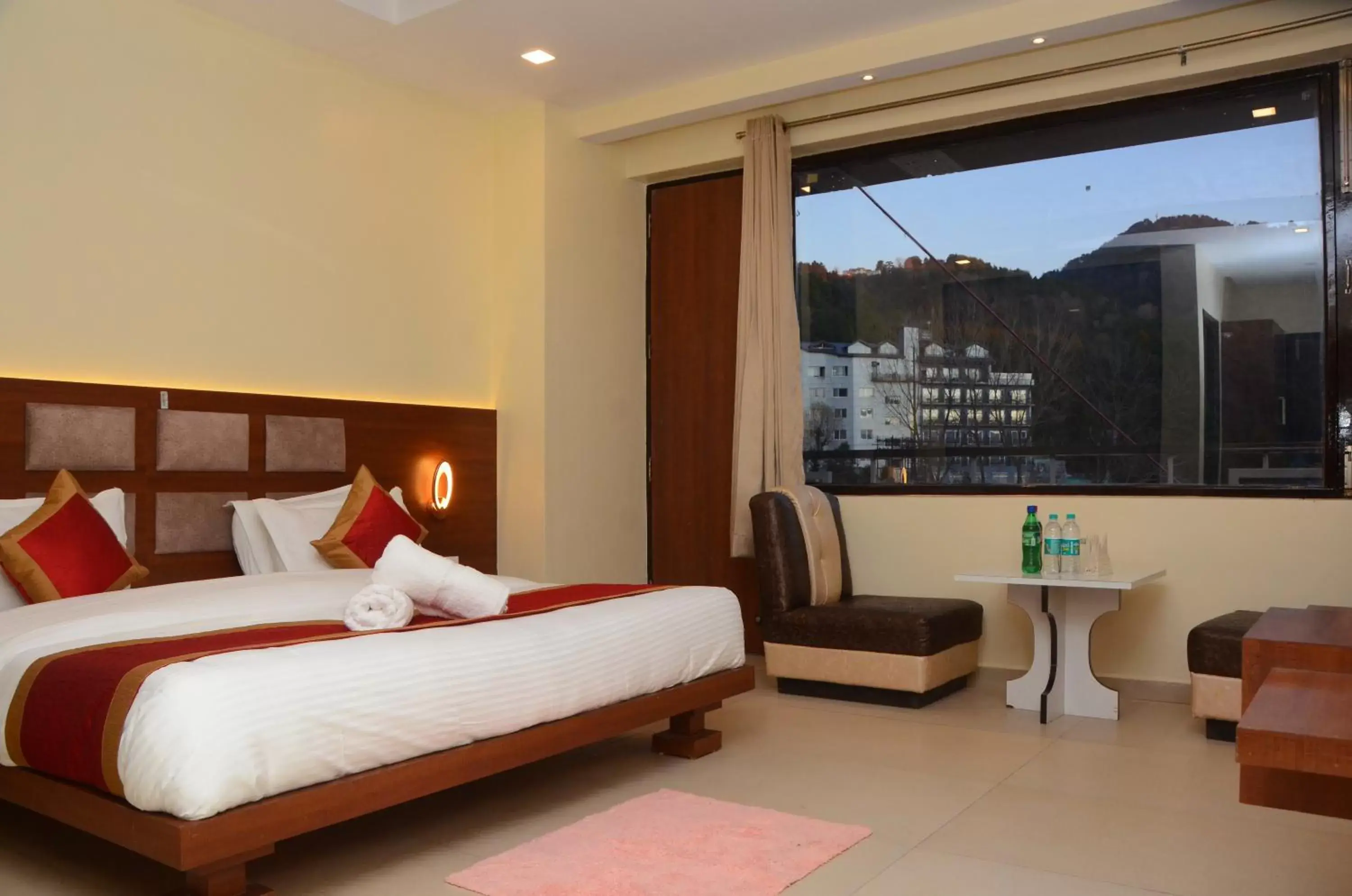 Superior King Room in Hotel White Orchid Dalhausie Superior King Room in Hotel White Orchid Dalhausie