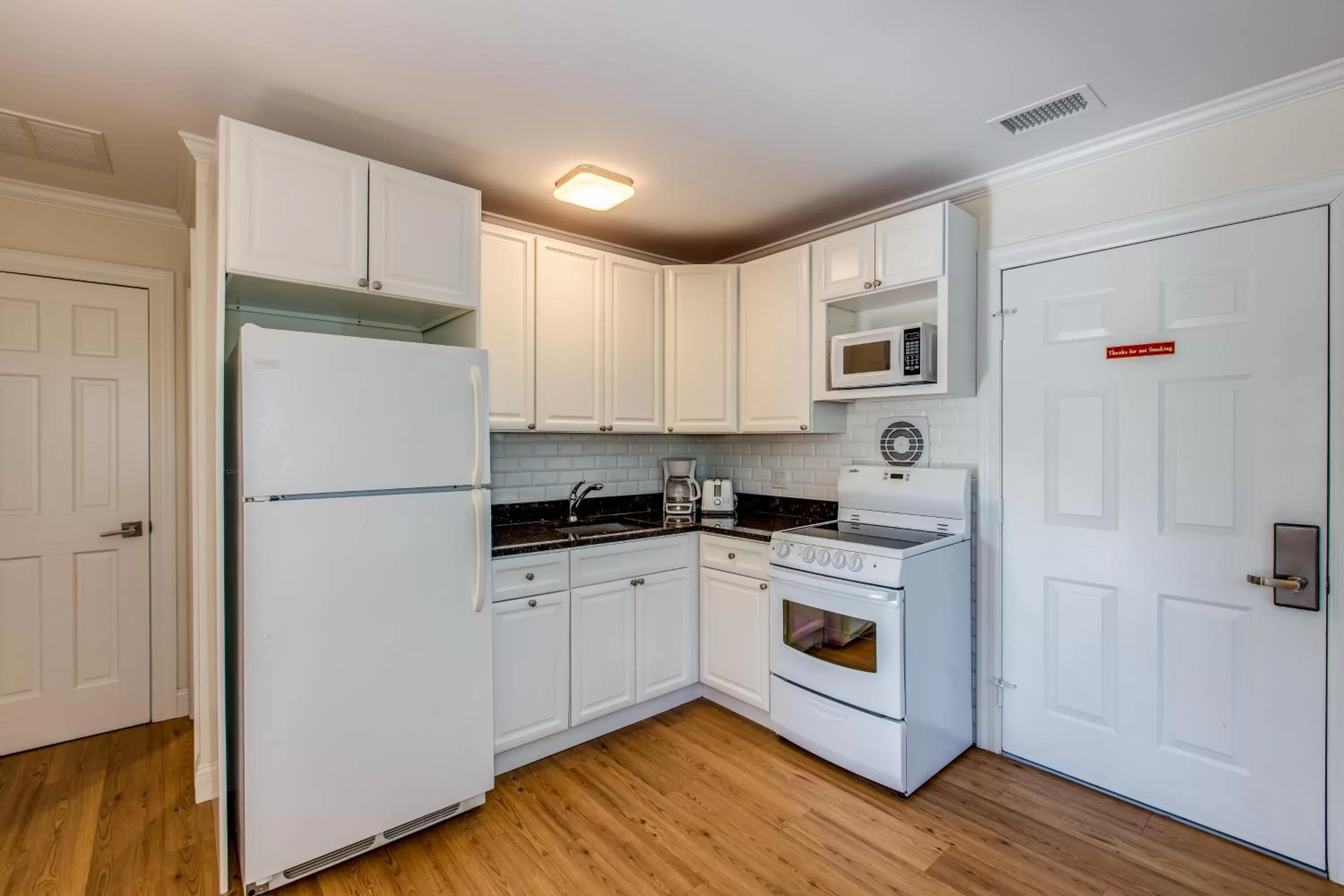 Kitchen/Kitchenette in Colonial Shores Resort