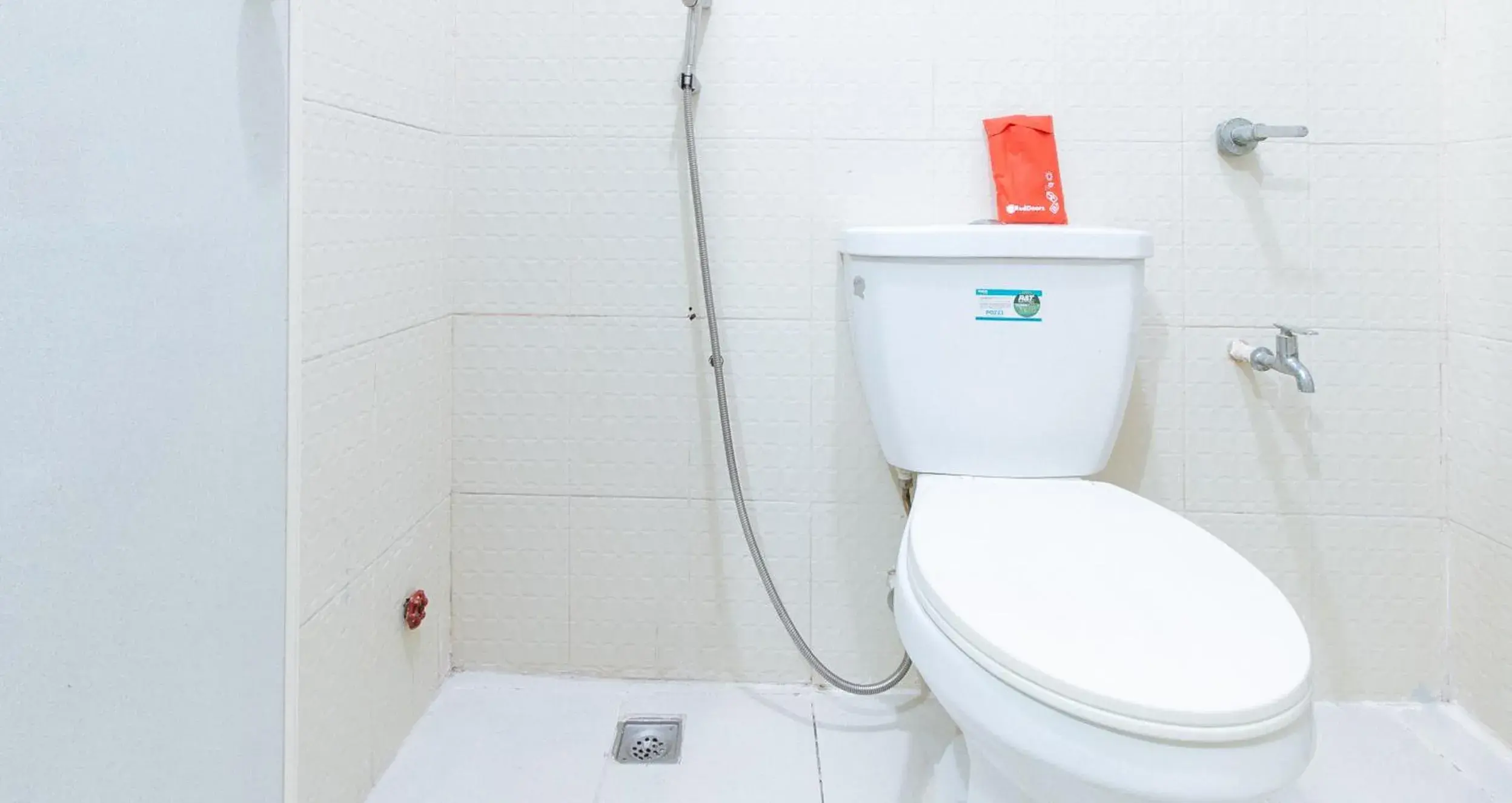 Toilet, Bathroom in RedDoorz near Pasay Rotonda