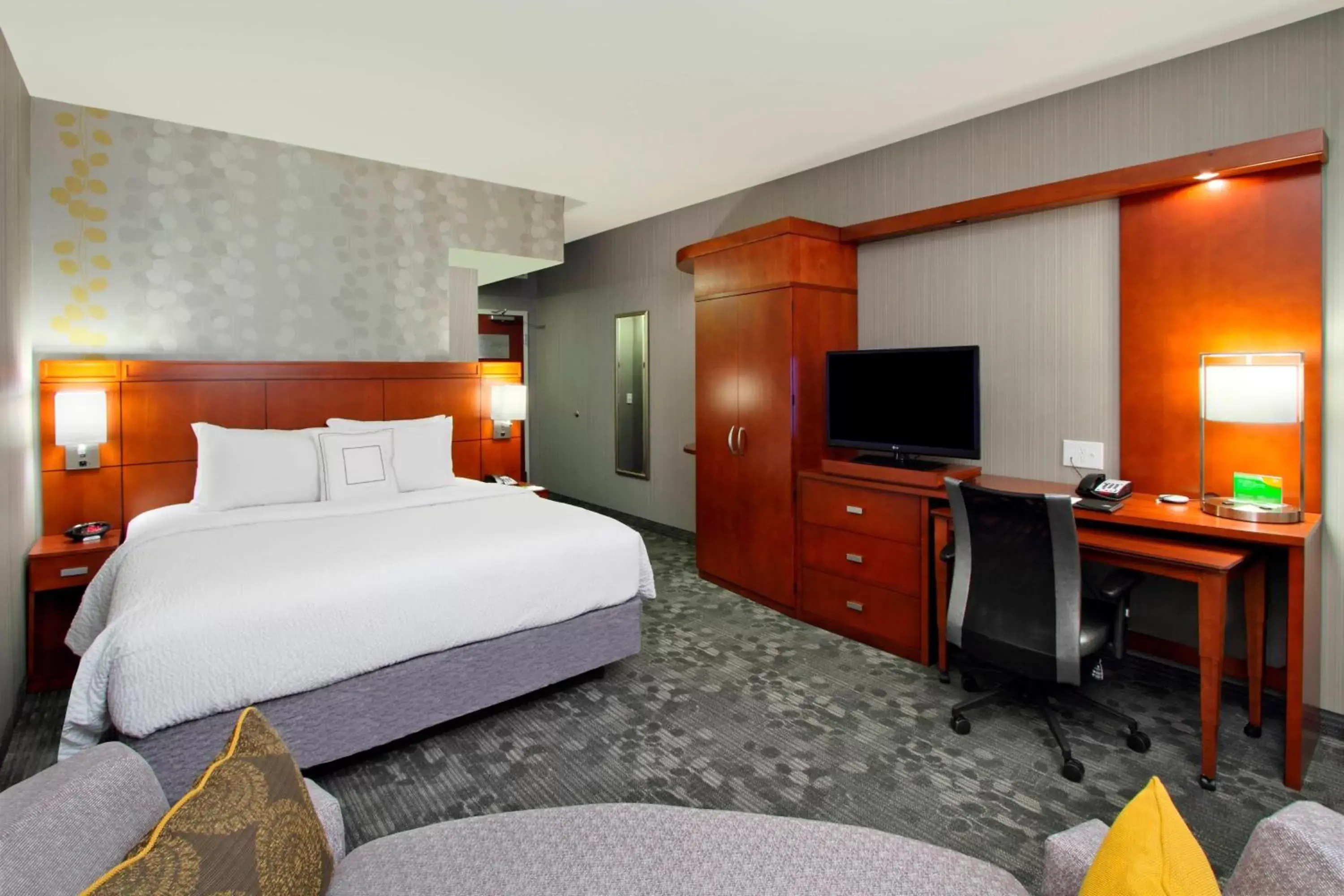 Photo of the whole room, Bed in Courtyard by Marriott Victoria