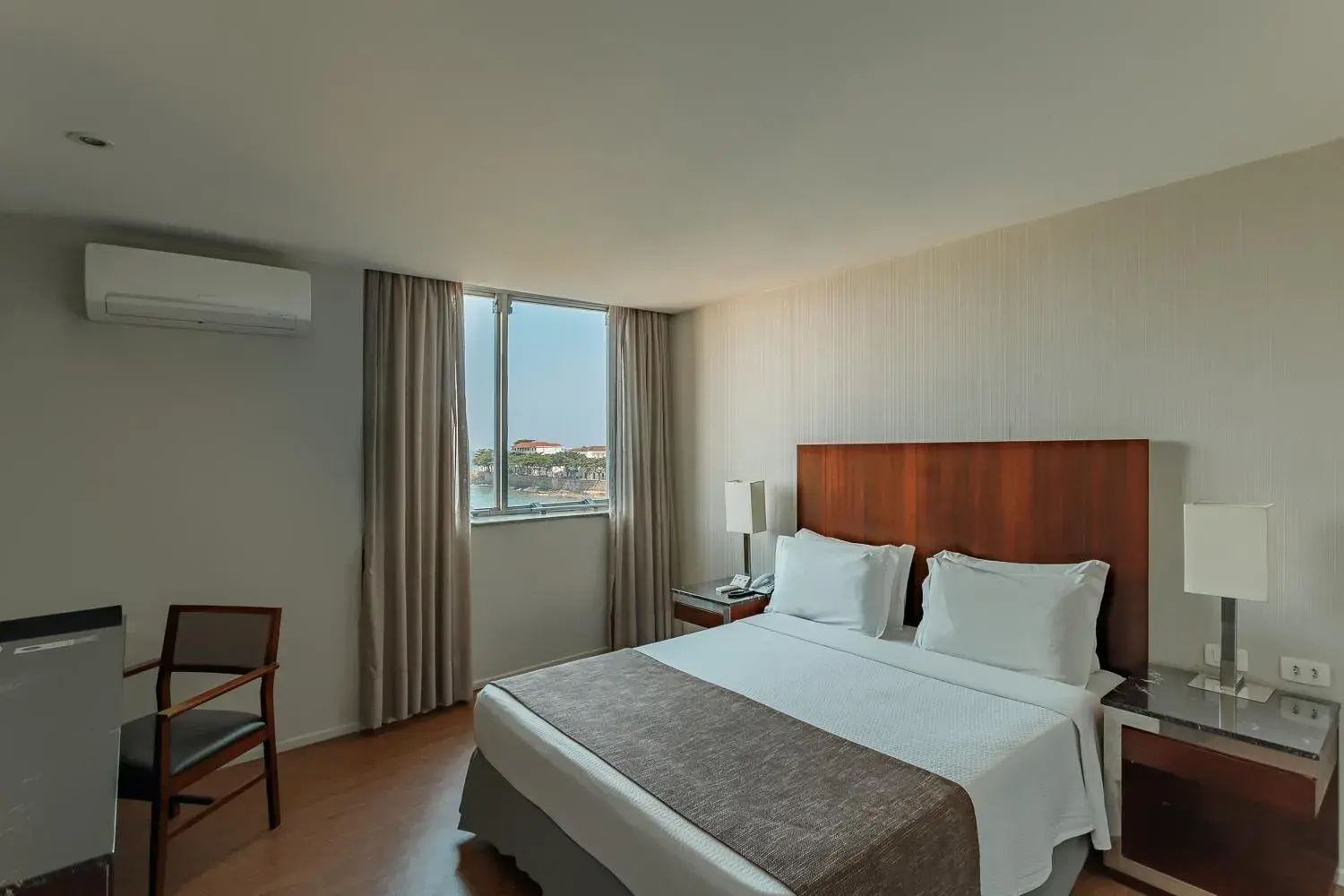 Property building, Bed in Orla Copacabana Hotel
