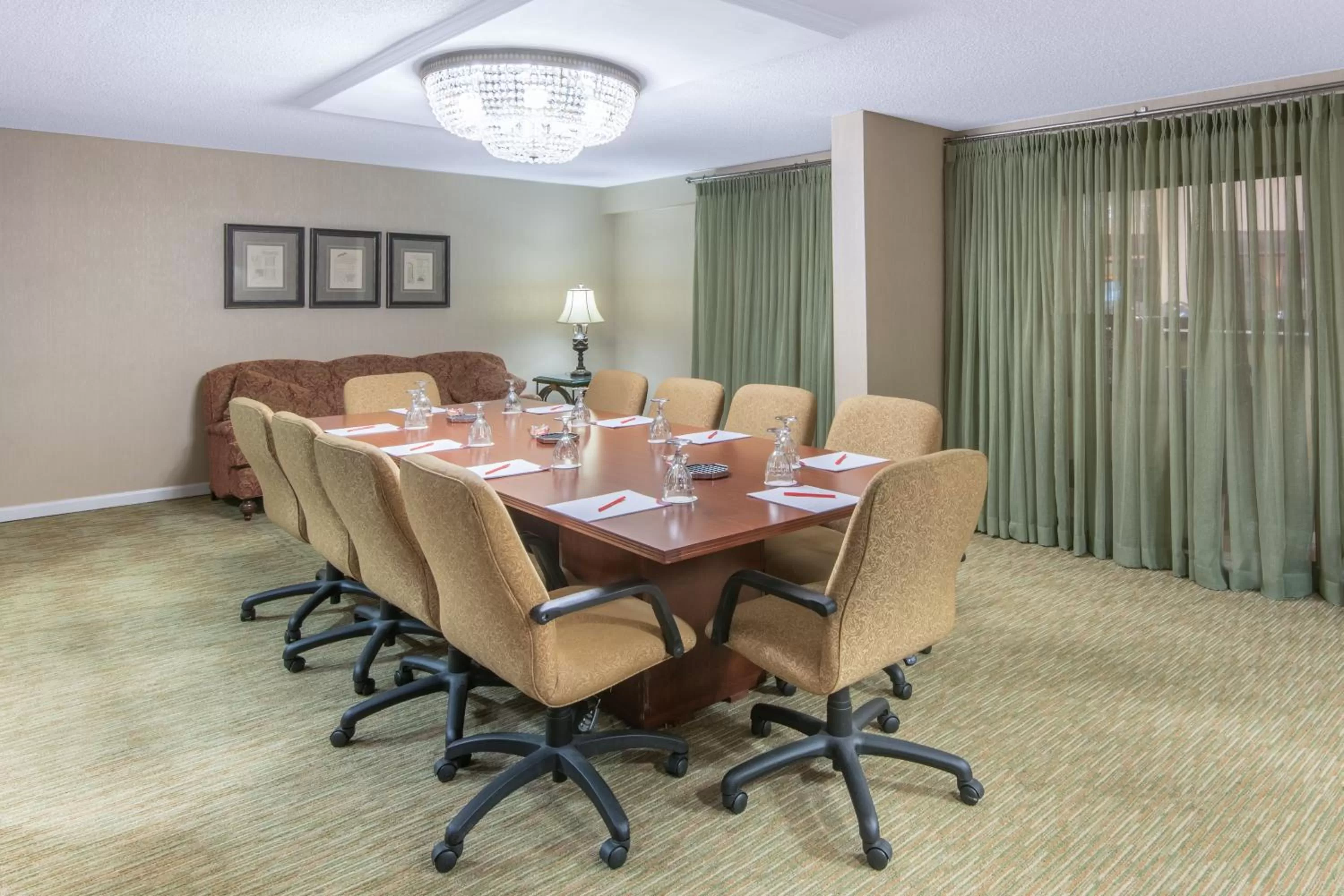 Meeting/conference room in Crowne Plaza Hotel Hickory by IHG