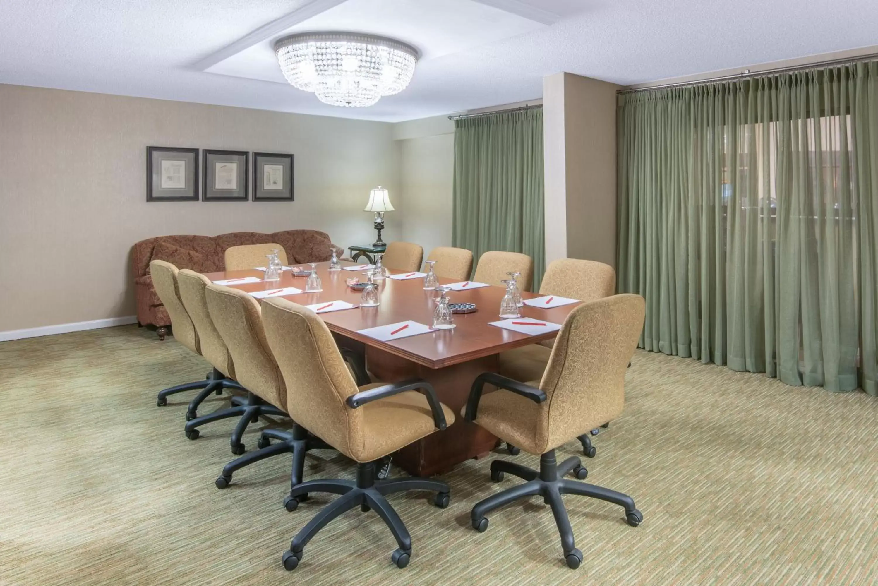 Meeting/conference room in Crowne Plaza Hotel Hickory, an IHG Hotel