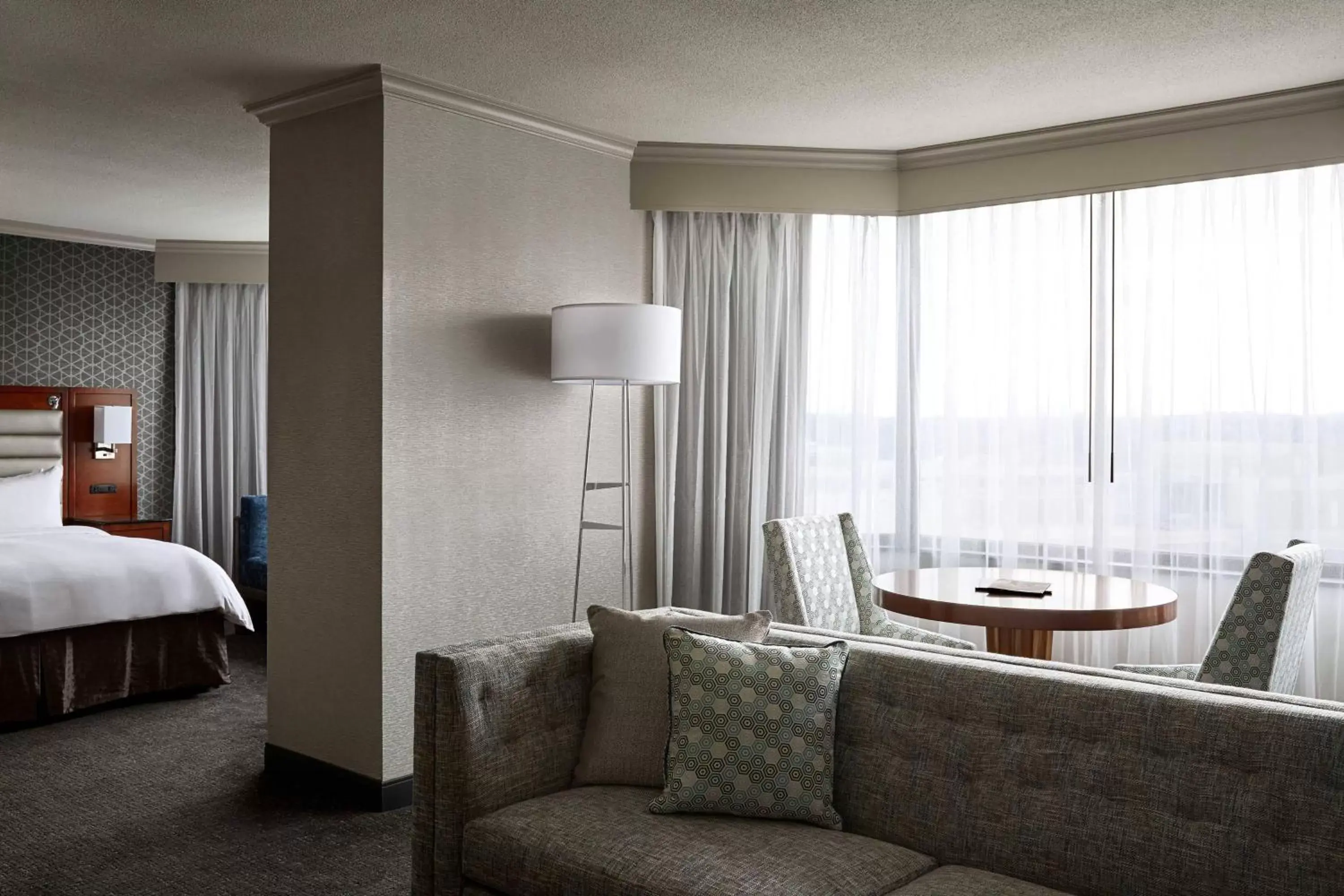 Bedroom, Seating Area in Crystal Gateway Marriott