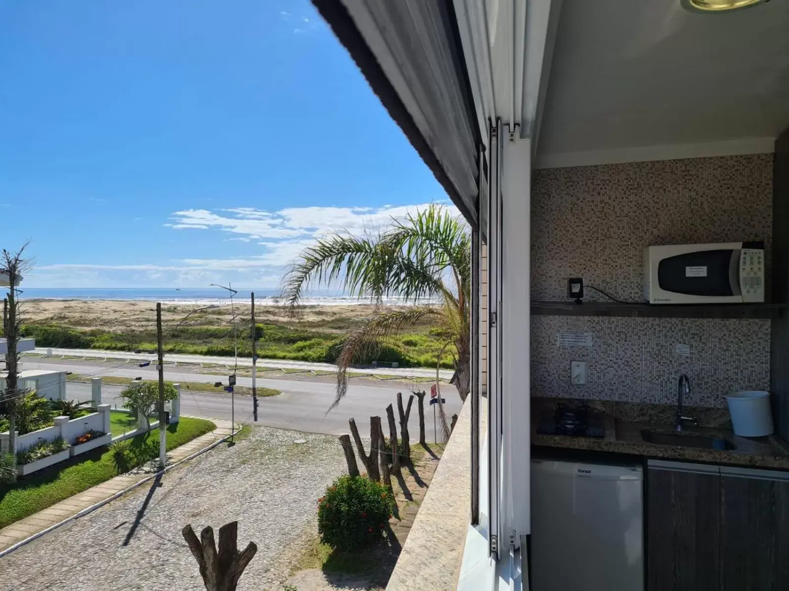 Quarto triplo superior mini cozinha para lanches vista lateral do mar in Hotel Jardim do Mar Quarto triplo superior mini cozinha para lanches vista lateral do mar in Hotel Jardim do Mar