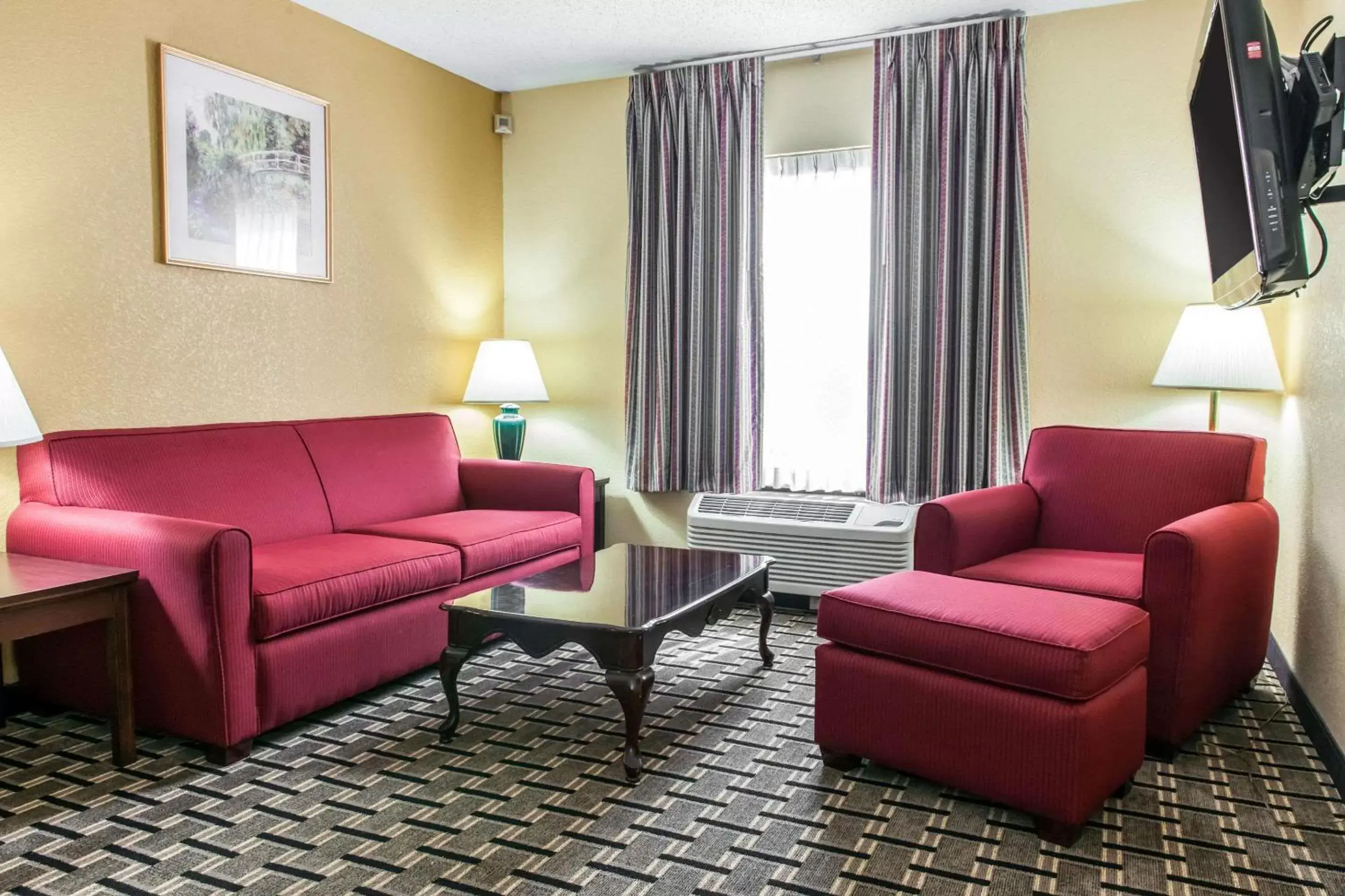 Photo of the whole room, Seating Area in Clarion Inn & Suites Northwest