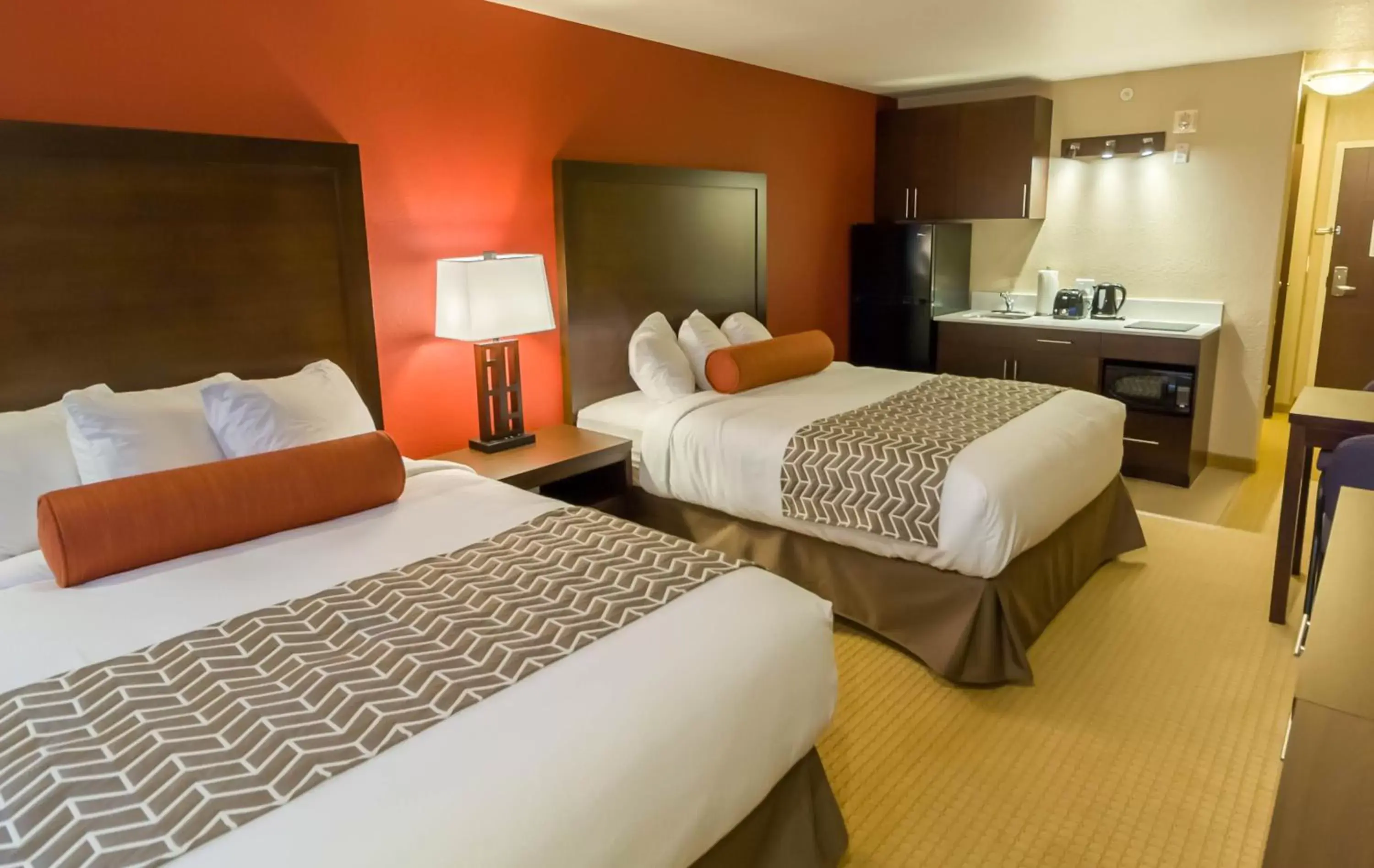 Deluxe Two Queen Beds with Kitchenette in The Kanata Inns Invermere Deluxe Two Queen Beds with Kitchenette in The Kanata Inns Invermere