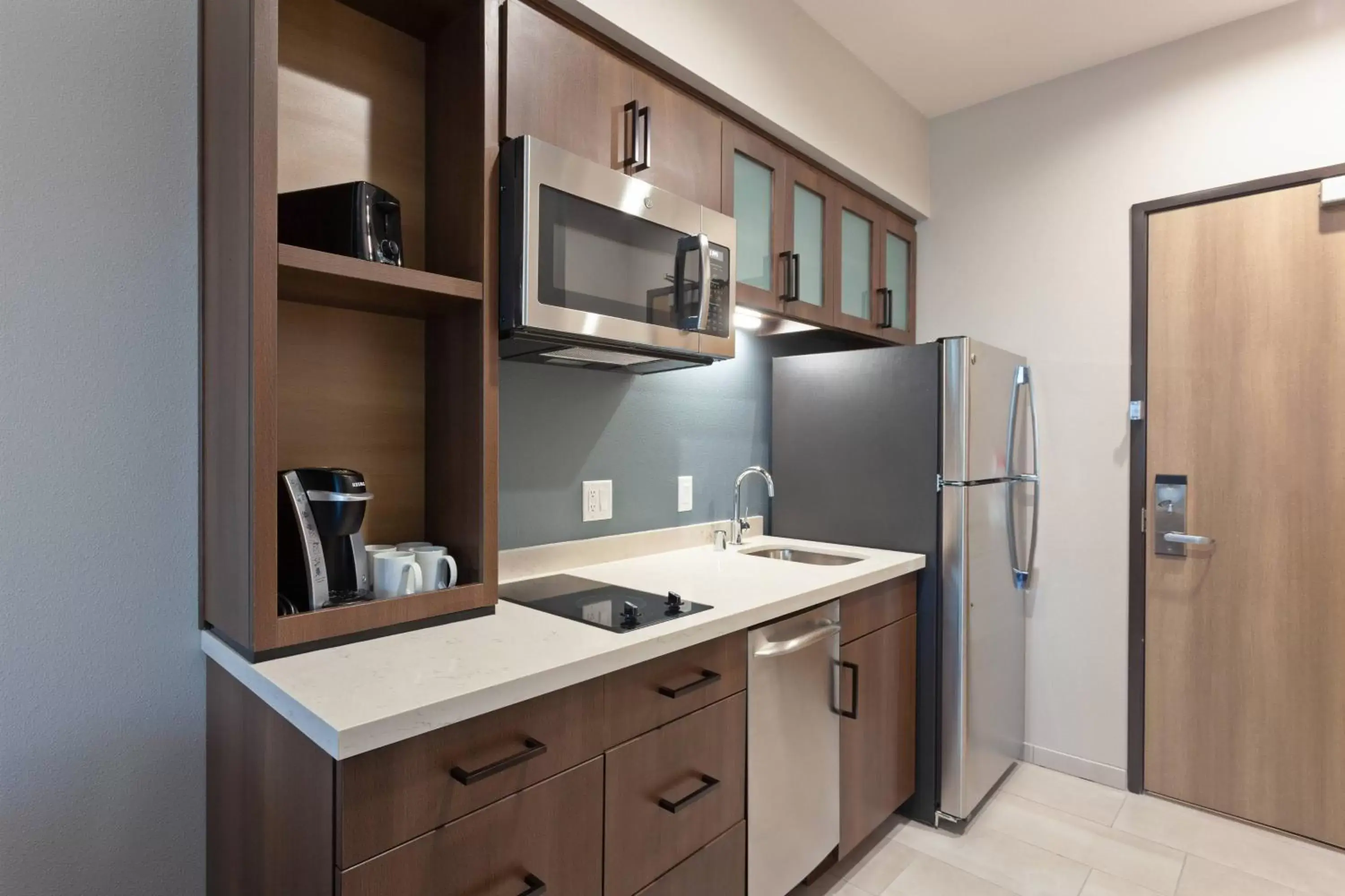 Photo of the whole room, Kitchen/Kitchenette in TownePlace Suites by Marriott San Diego Central