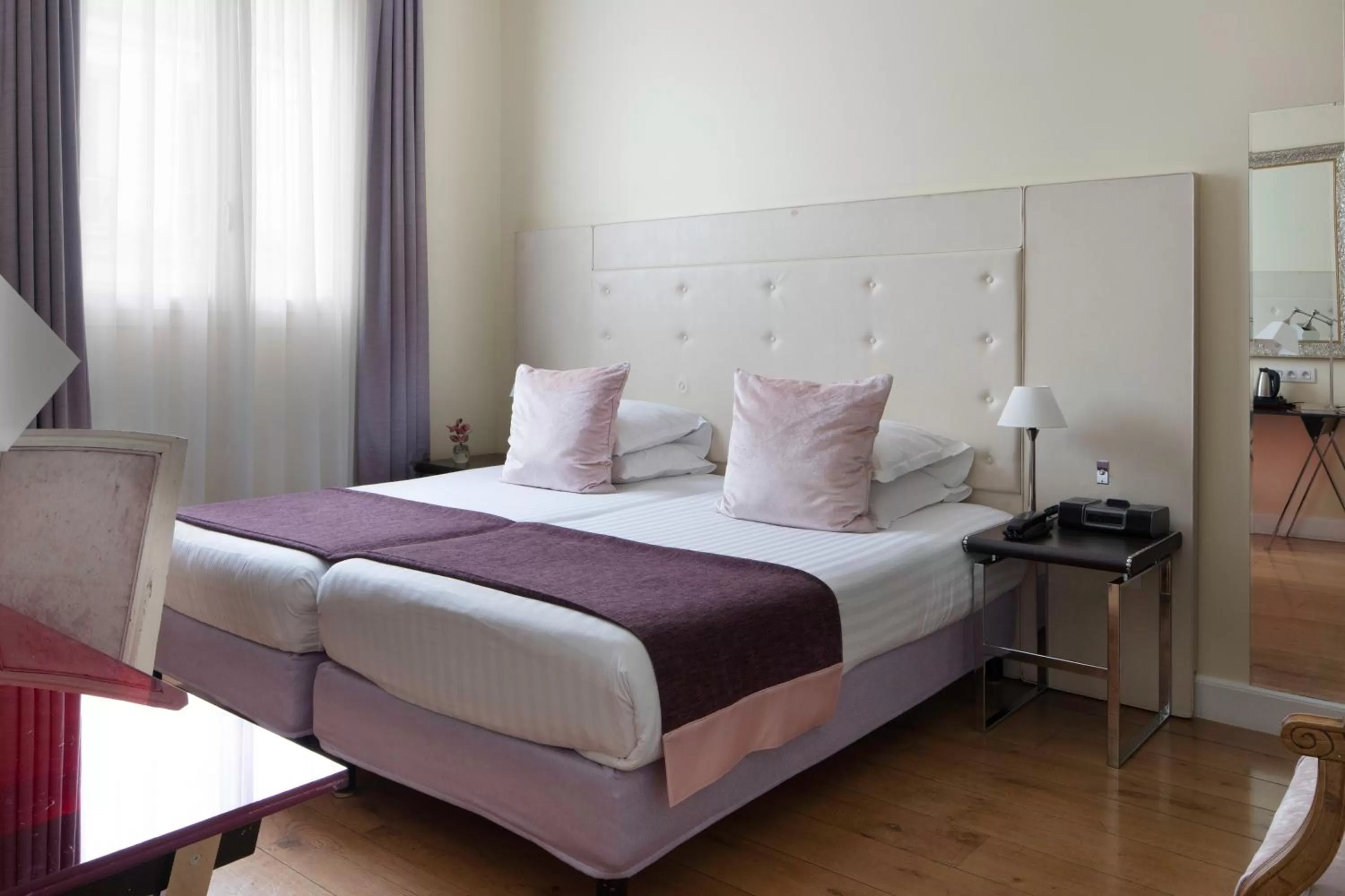 Bed in Le 123 Elysees - Astotel