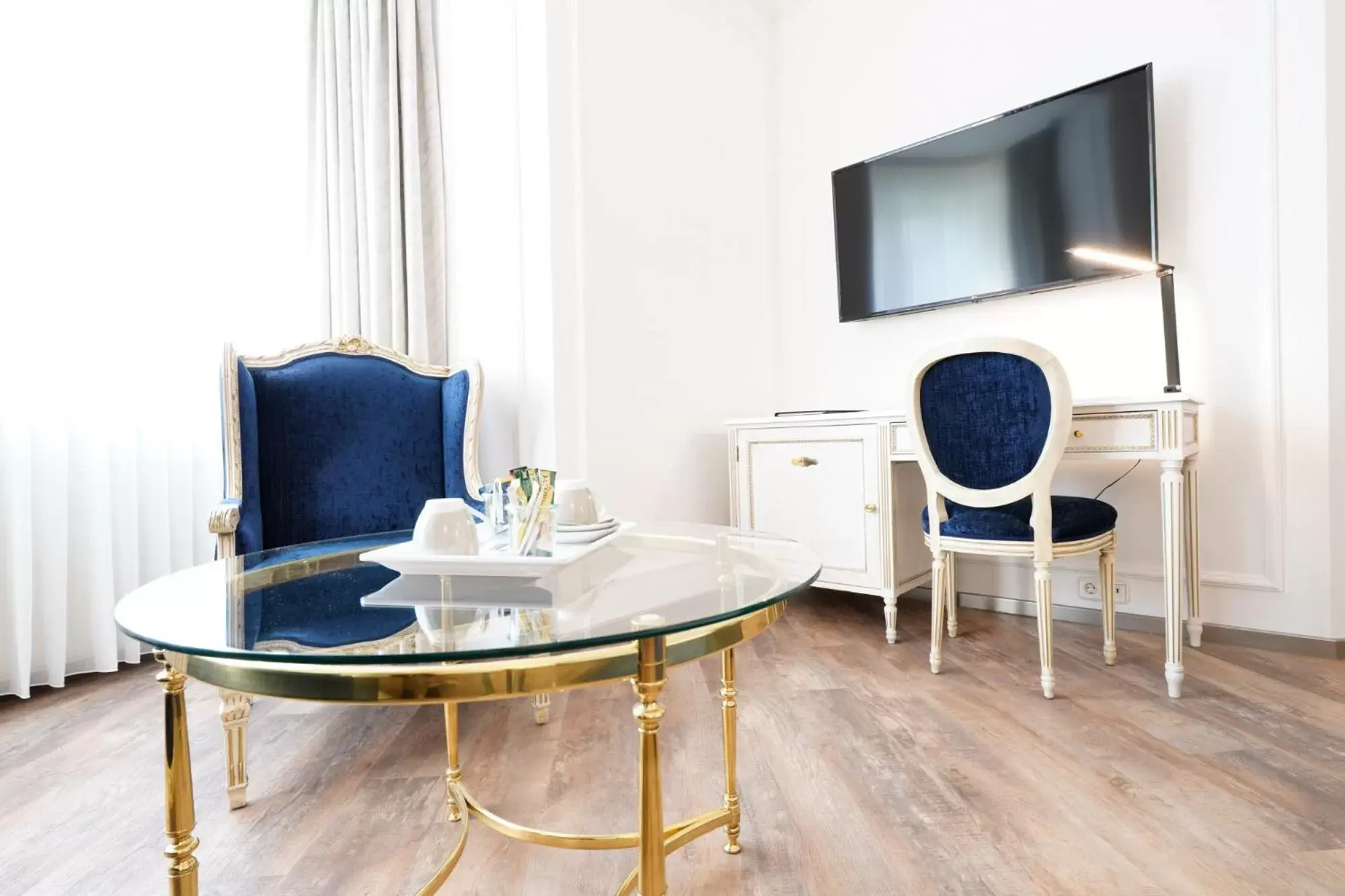 Living room, Dining Area in Hotel Bayerischer Hof