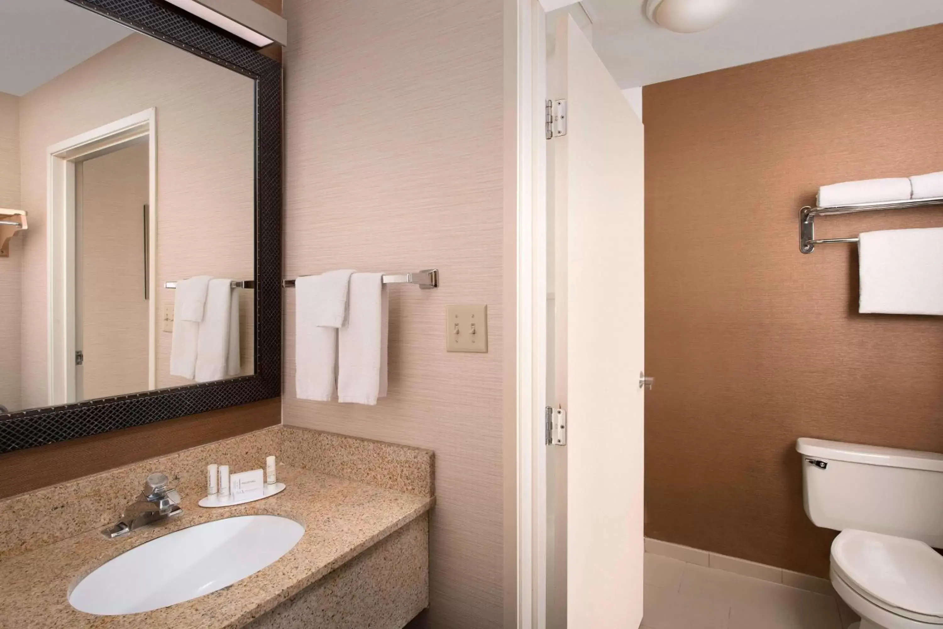 Bathroom in Fairfield Inn & Suites by Marriott Albuquerque Airport