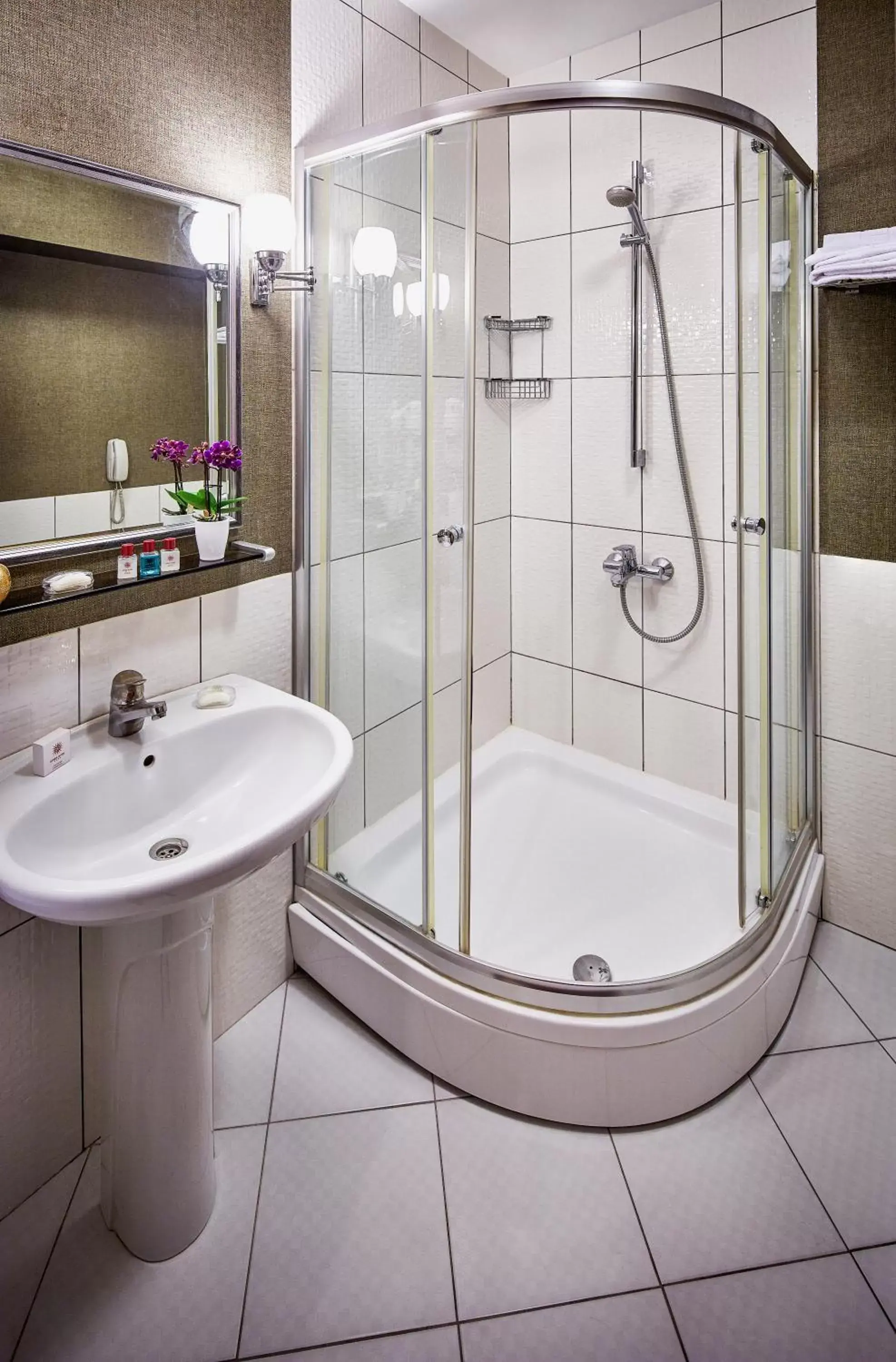 Photo of the whole room, Bathroom in Güneş Hotel Merter