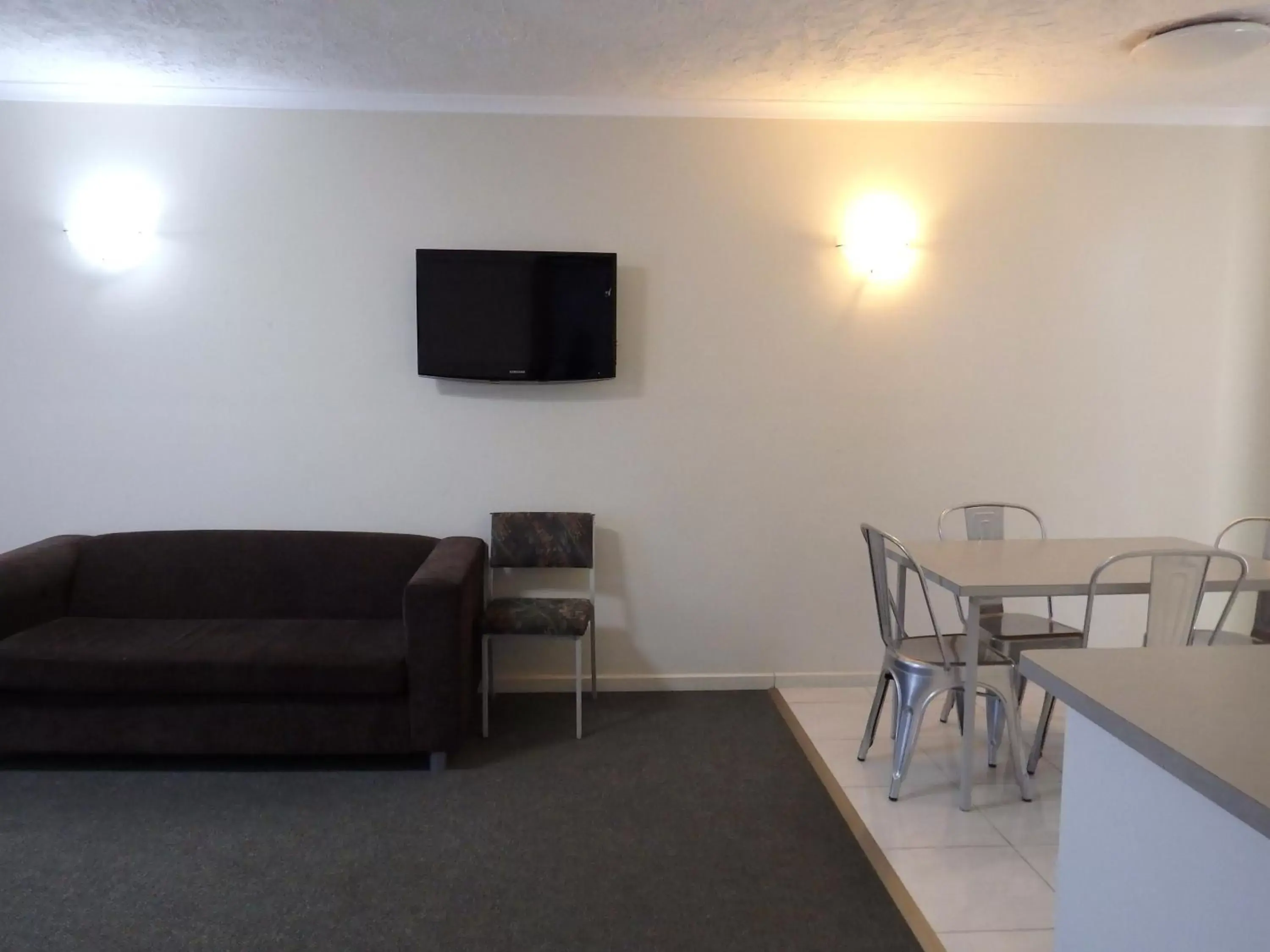 TV and multimedia, Seating Area in Werribee Motel and Apartments