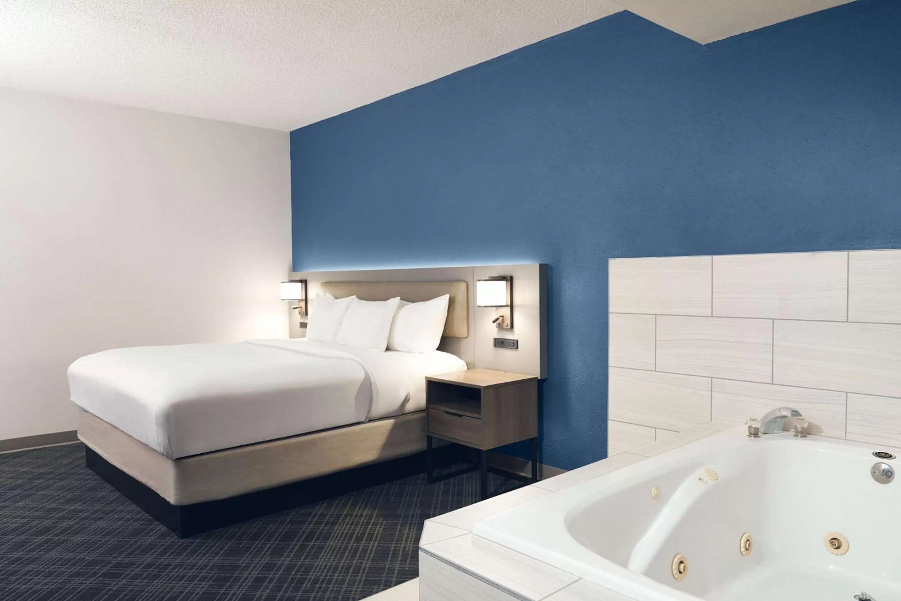 Bedroom, Bed in Comfort Suites Milwaukee Airport