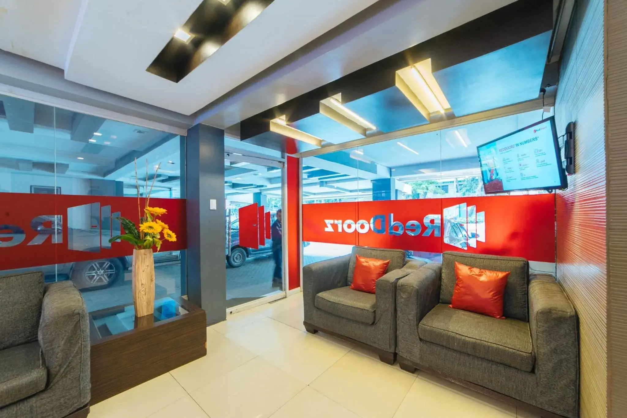 Lobby or reception in RedDoorz Plus at One Liberty Hotel Kalayaan Avenue