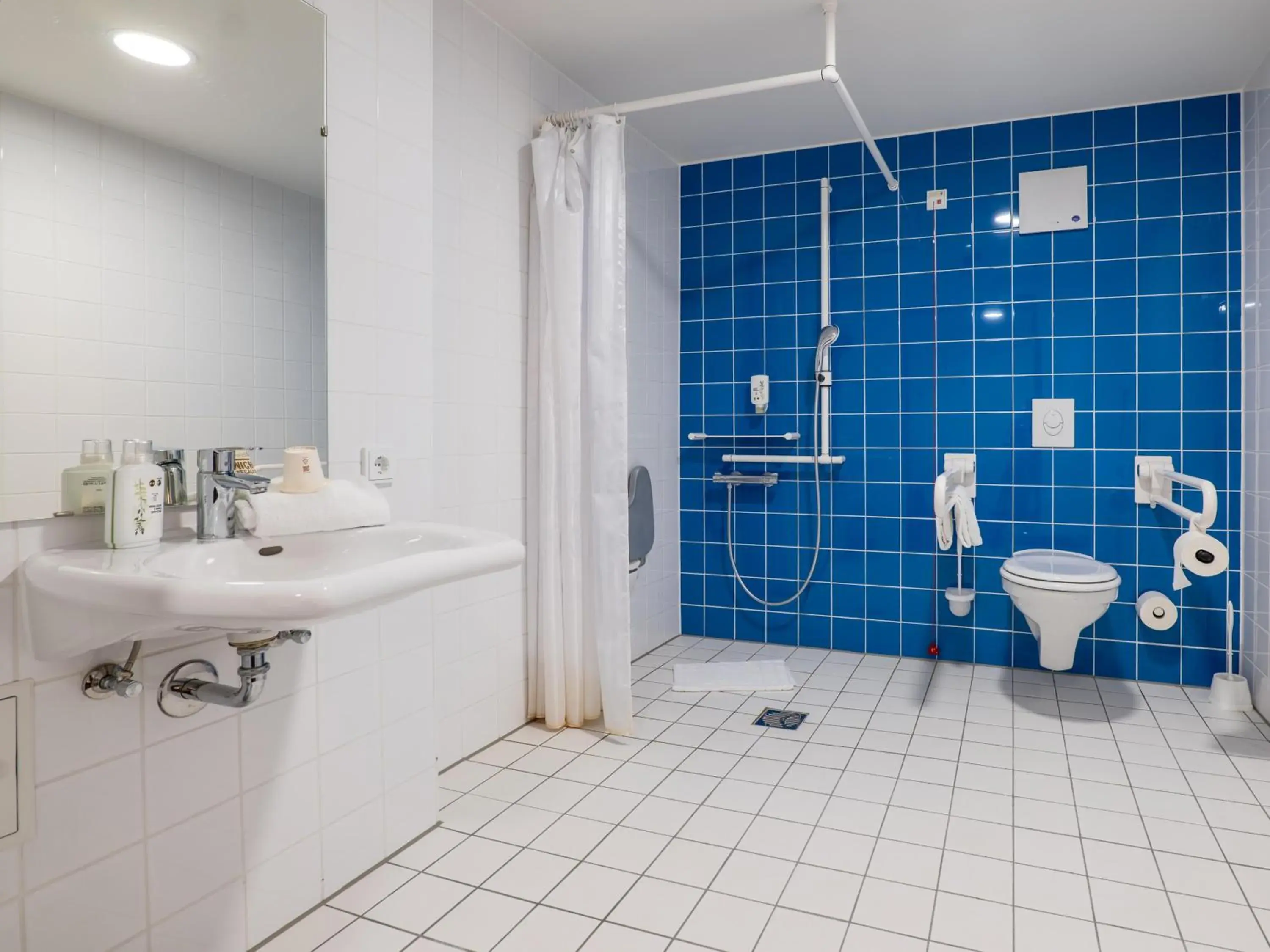 Shower, Bathroom in B&B Hotel Stuttgart-Airport/Messe