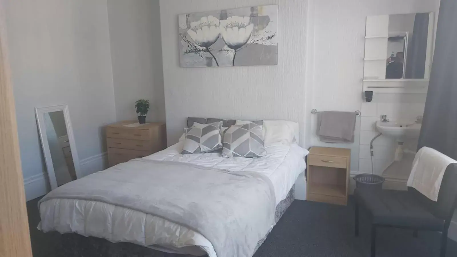 Bedroom, Bed in Tudor Lodge - Redcar Beach