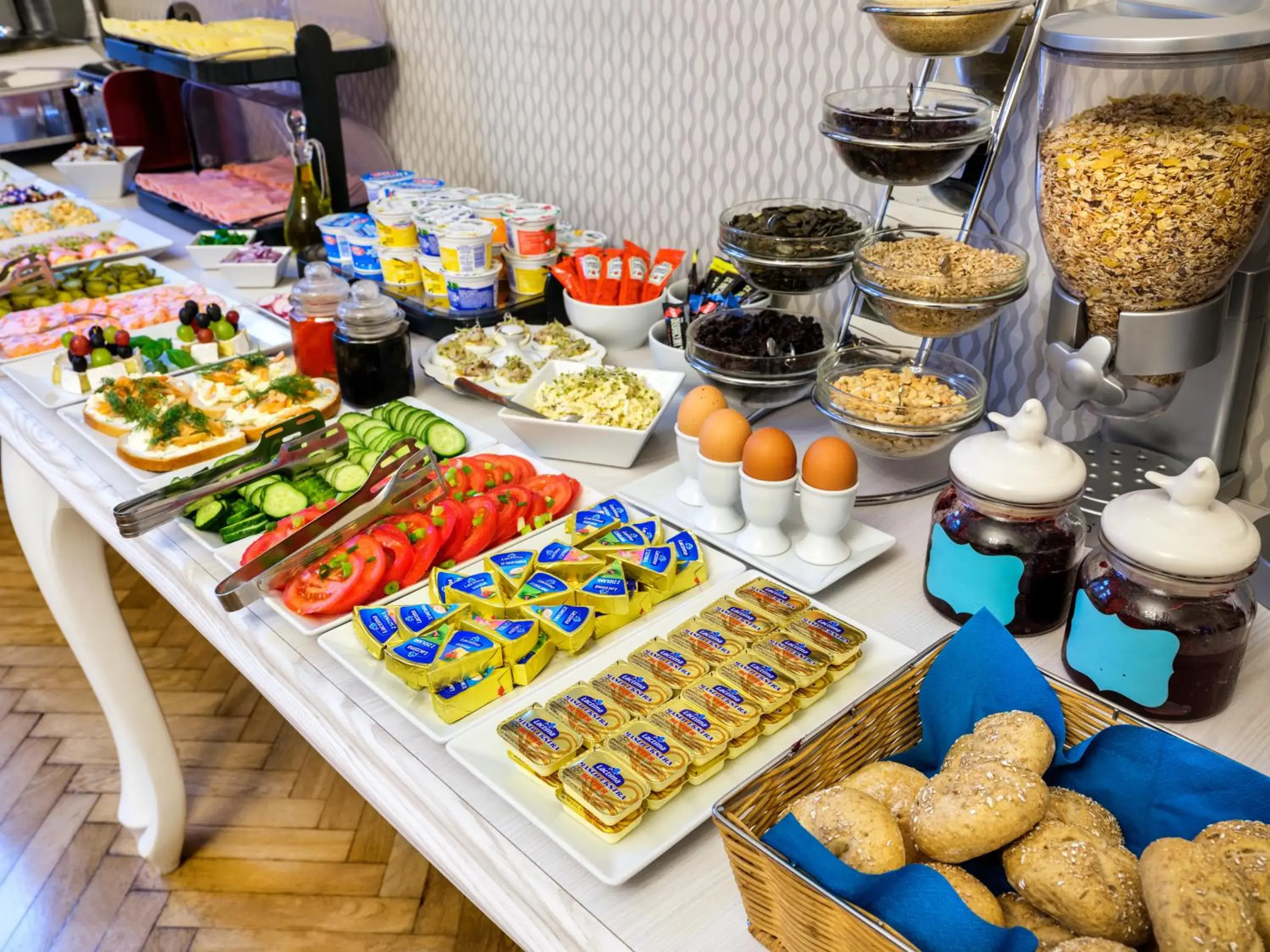 Breakfast in Kosmopolita Rooms & Apartments