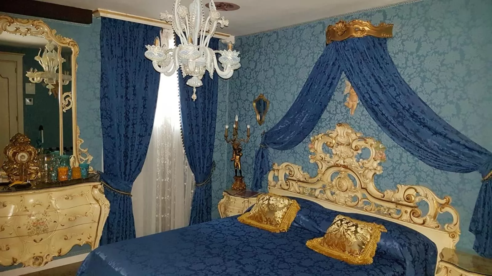 Photo of the whole room, Bed in Scalon del Doge