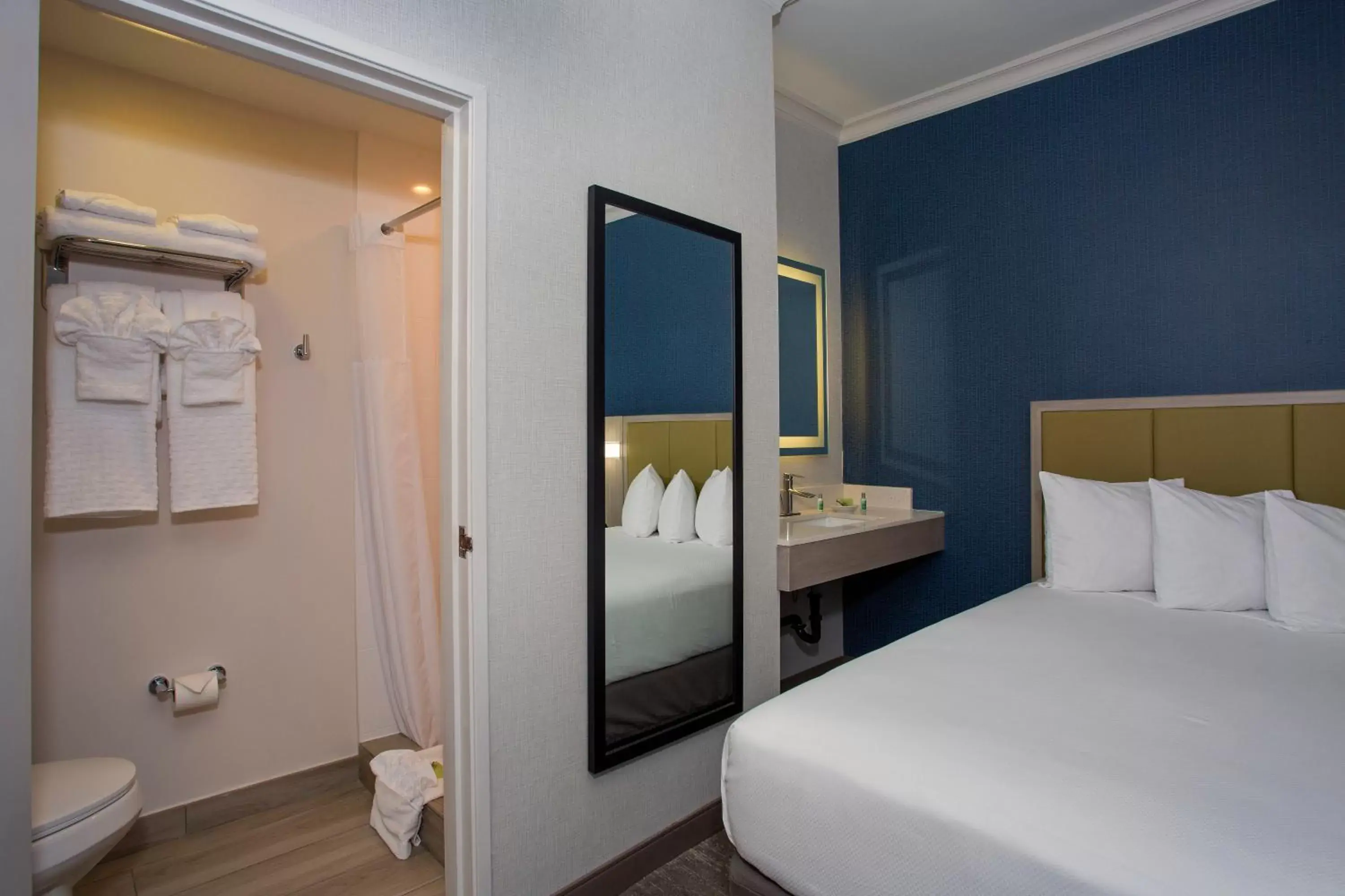 Bedroom, Bathroom in SureStay Hotel by Best Western Santa Monica