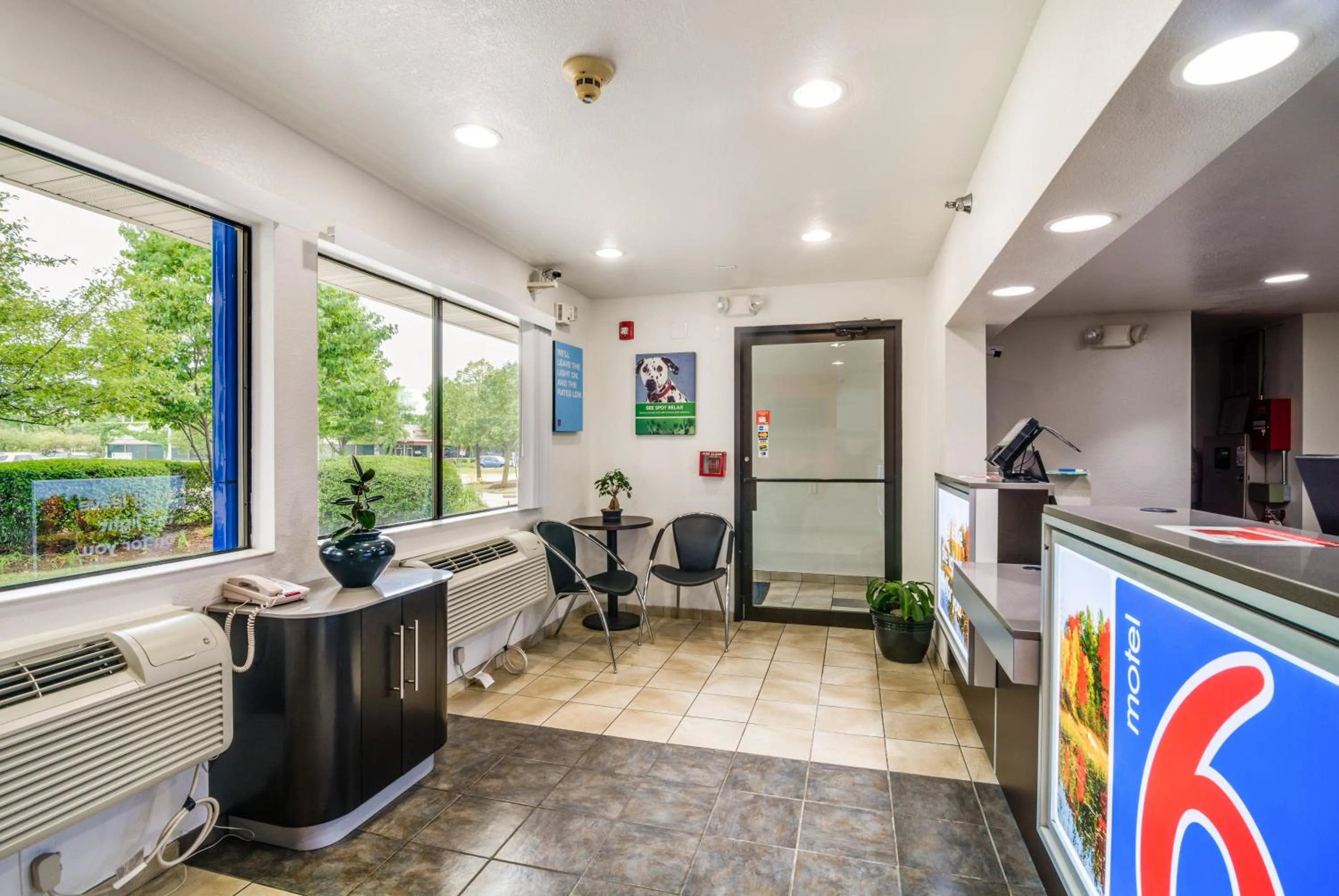 Lobby or reception in Motel 6-Rolling Meadows, IL - Chicago Northwest
