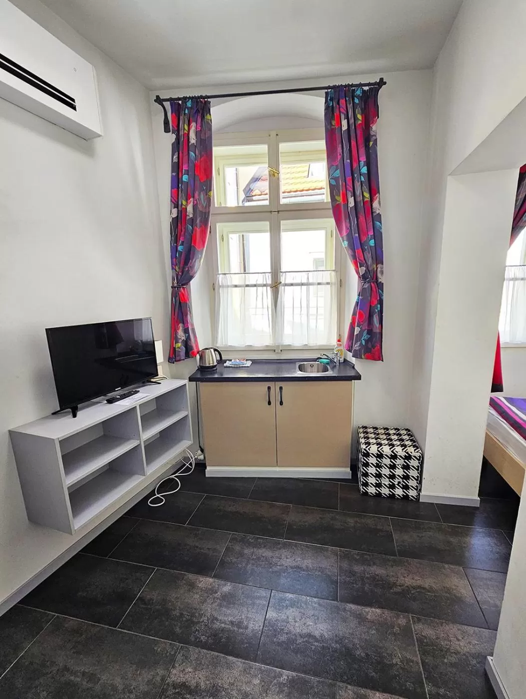 Kitchen or kitchenette, TV/Entertainment Center in Historic Centre Residence