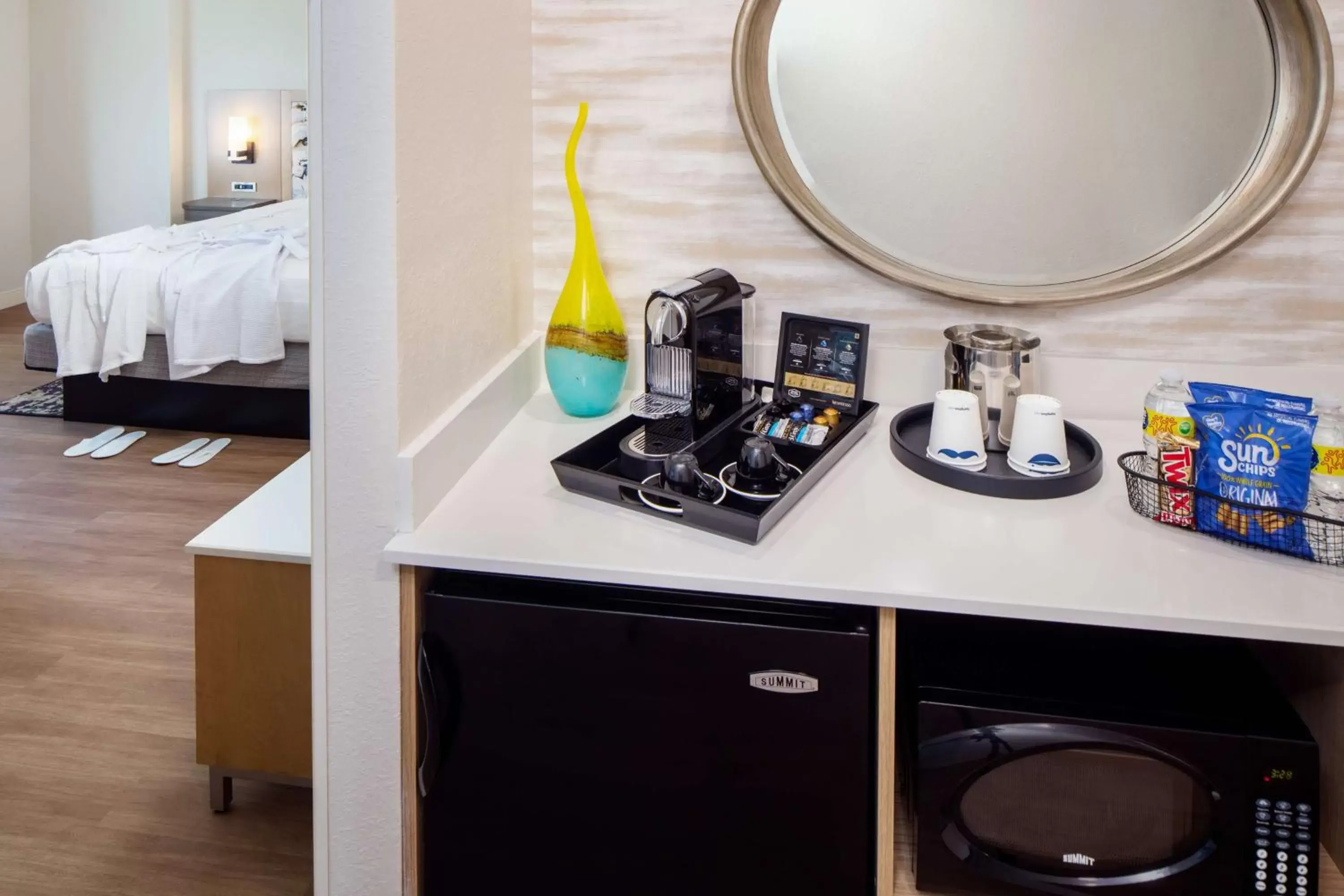 Photo of the whole room, Kitchen/Kitchenette in Hampton Inn & Suites by Hilton Miami Downtown/Brickell