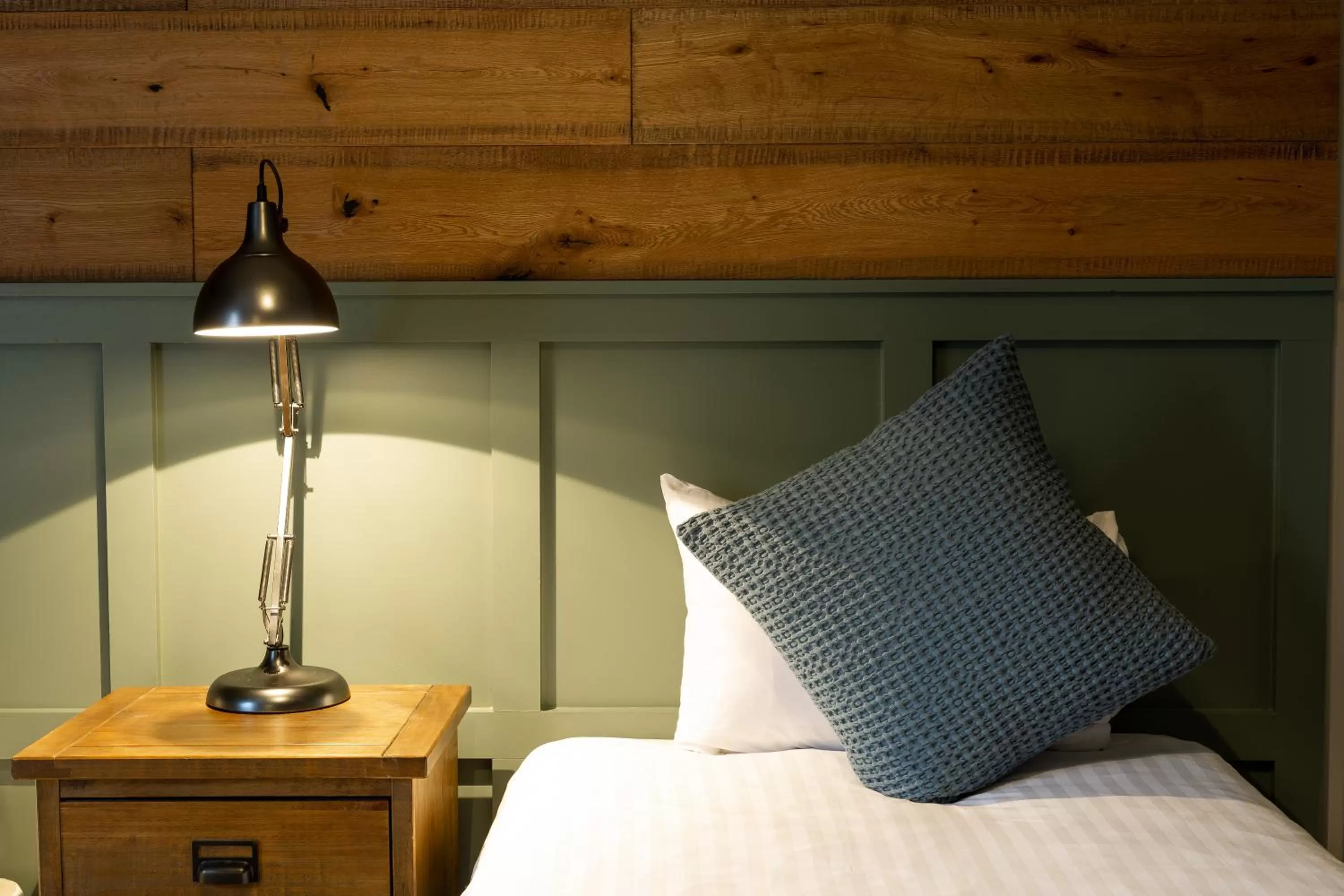 Bedroom, Bed in The Poacher Inn