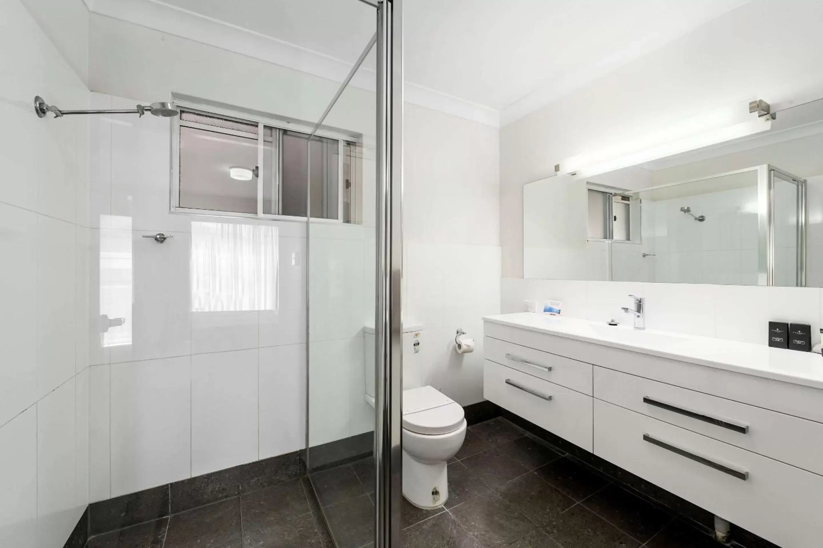 Bathroom in Quality Inn Ashby House Tamworth