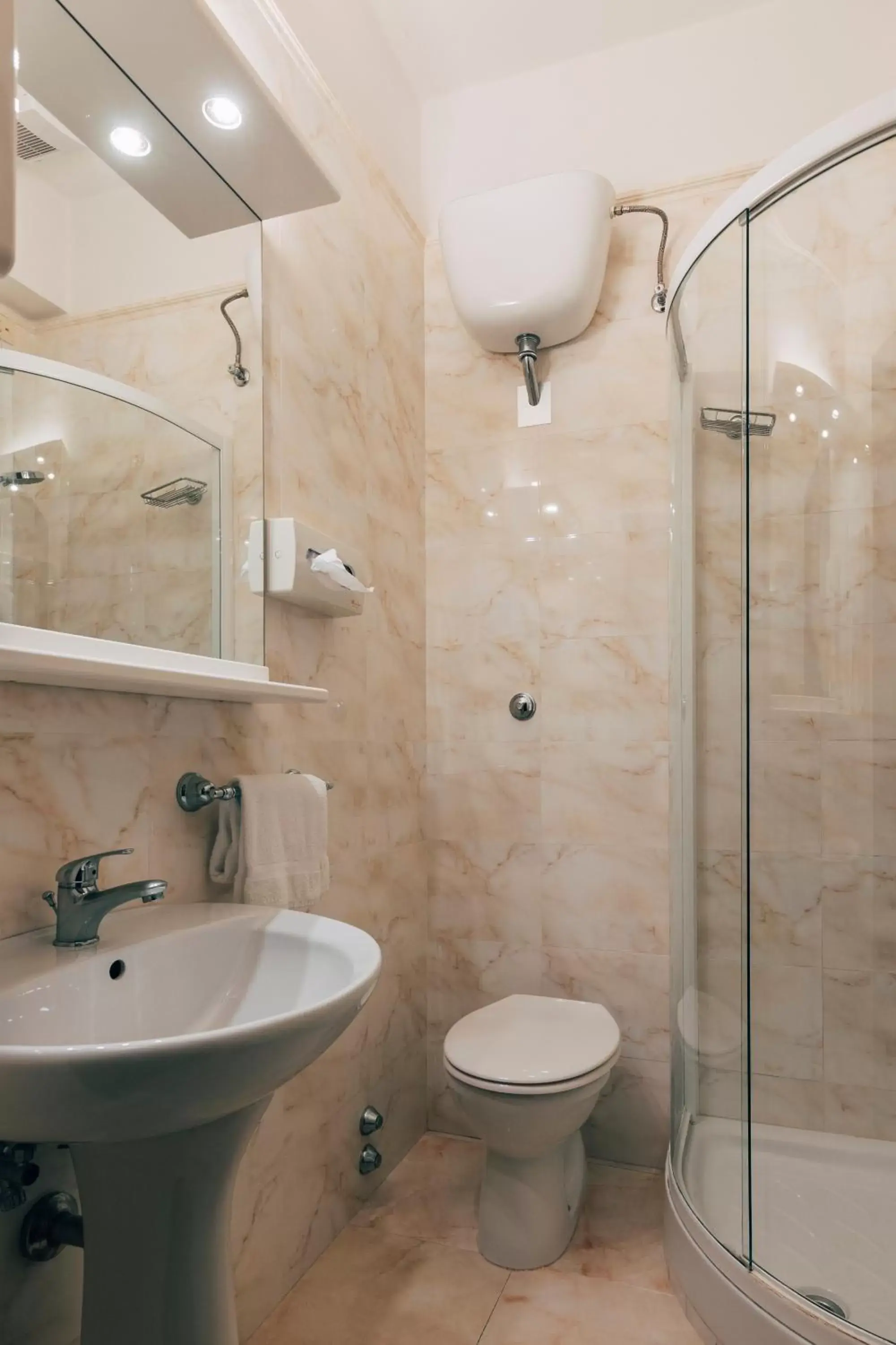 Shower, Bathroom in Hotel San Luca