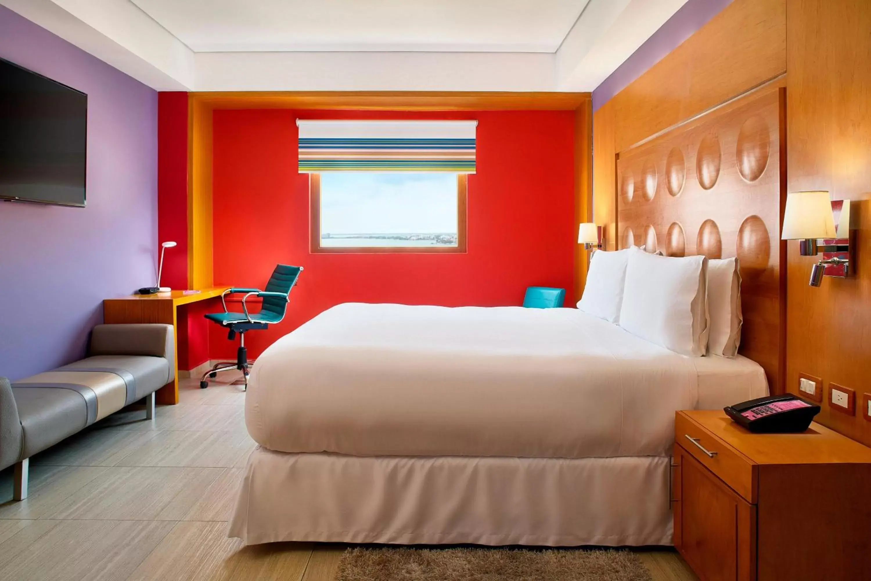 Photo of the whole room, Bed in Aloft Cancun