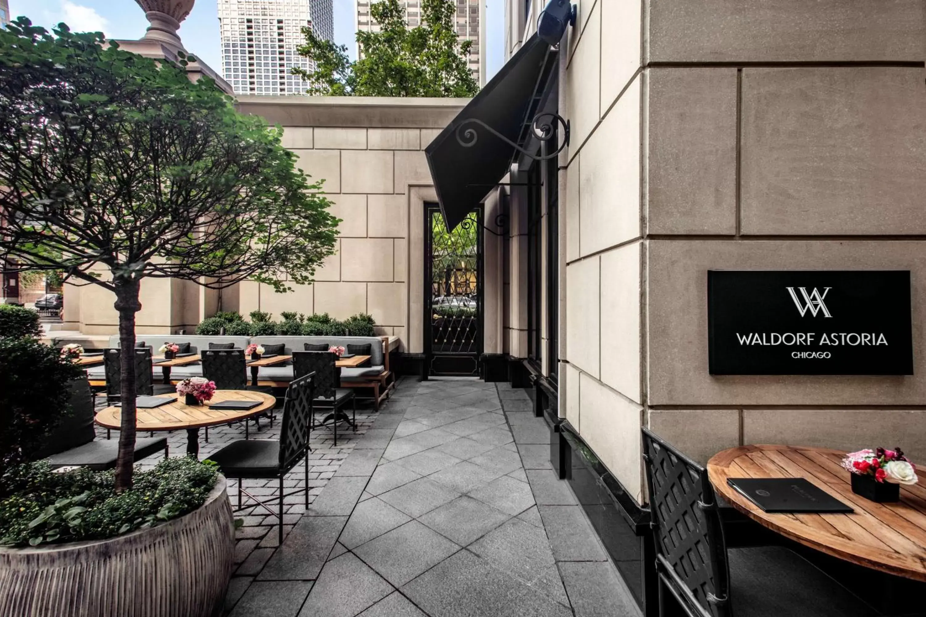 Dining area in Waldorf Astoria Chicago