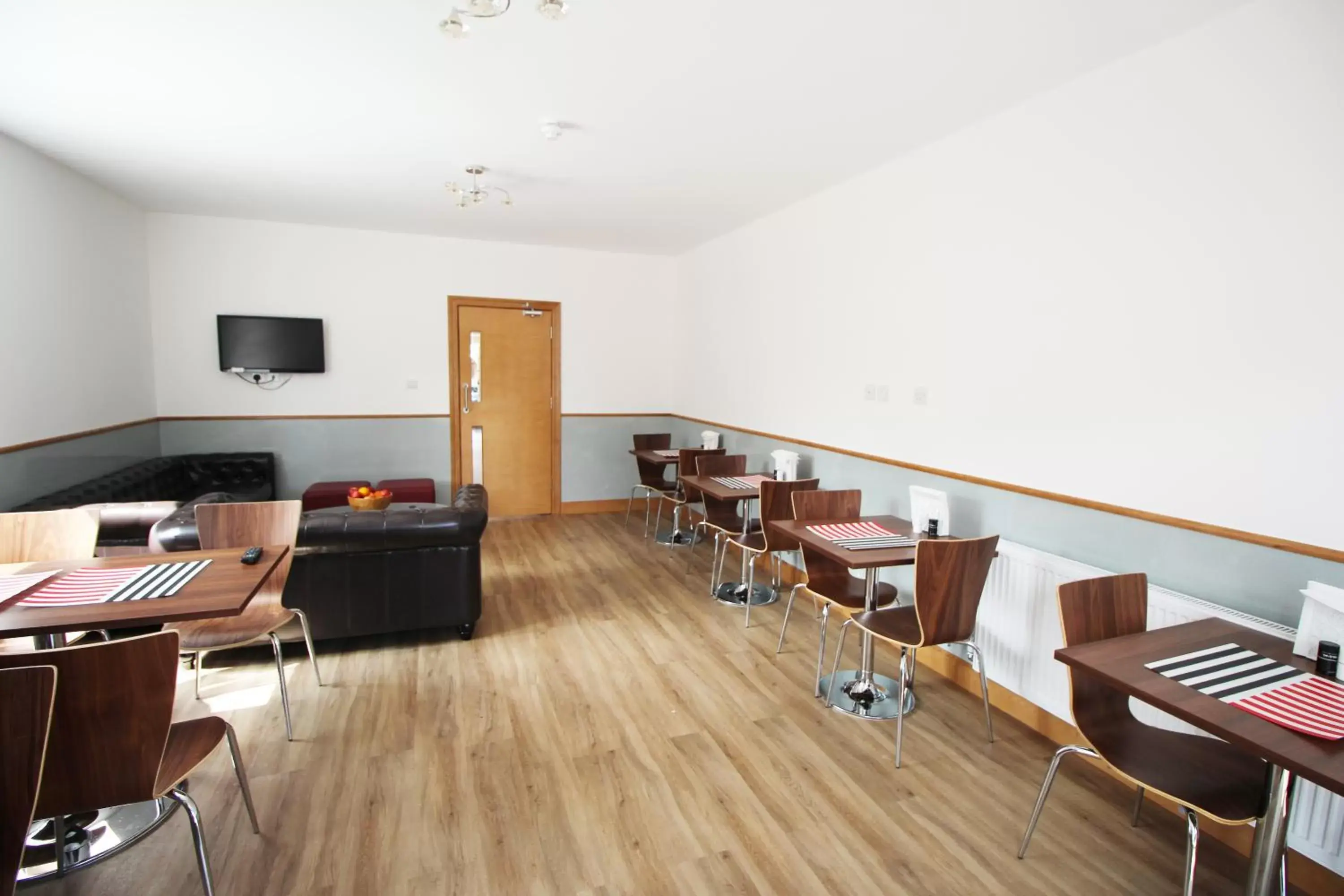 Communal lounge/ TV room, Restaurant/Places to Eat in Flexistay Aparthotel Sutton