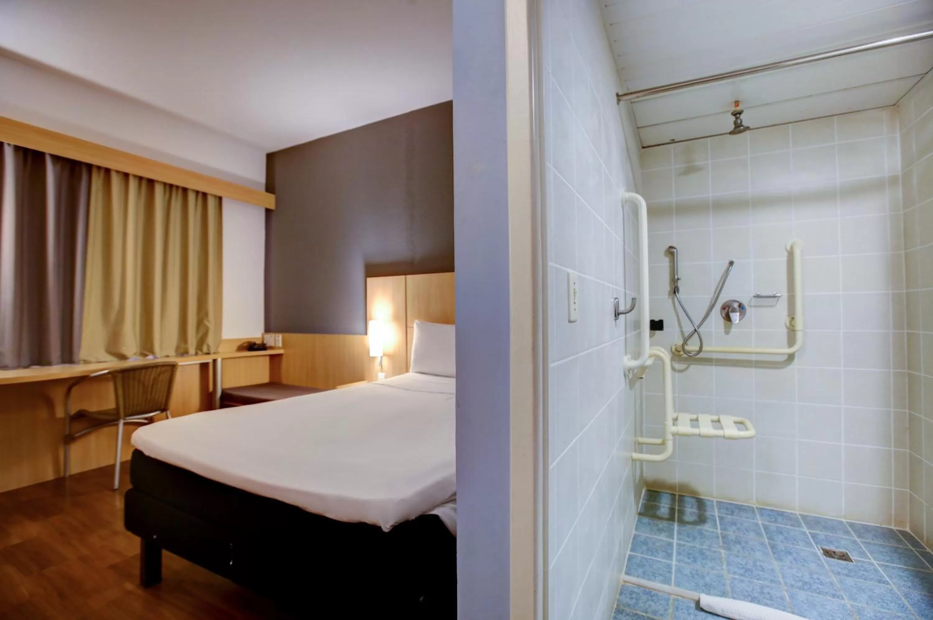 Shower, Bed in ibis Vitoria Praia do Canto