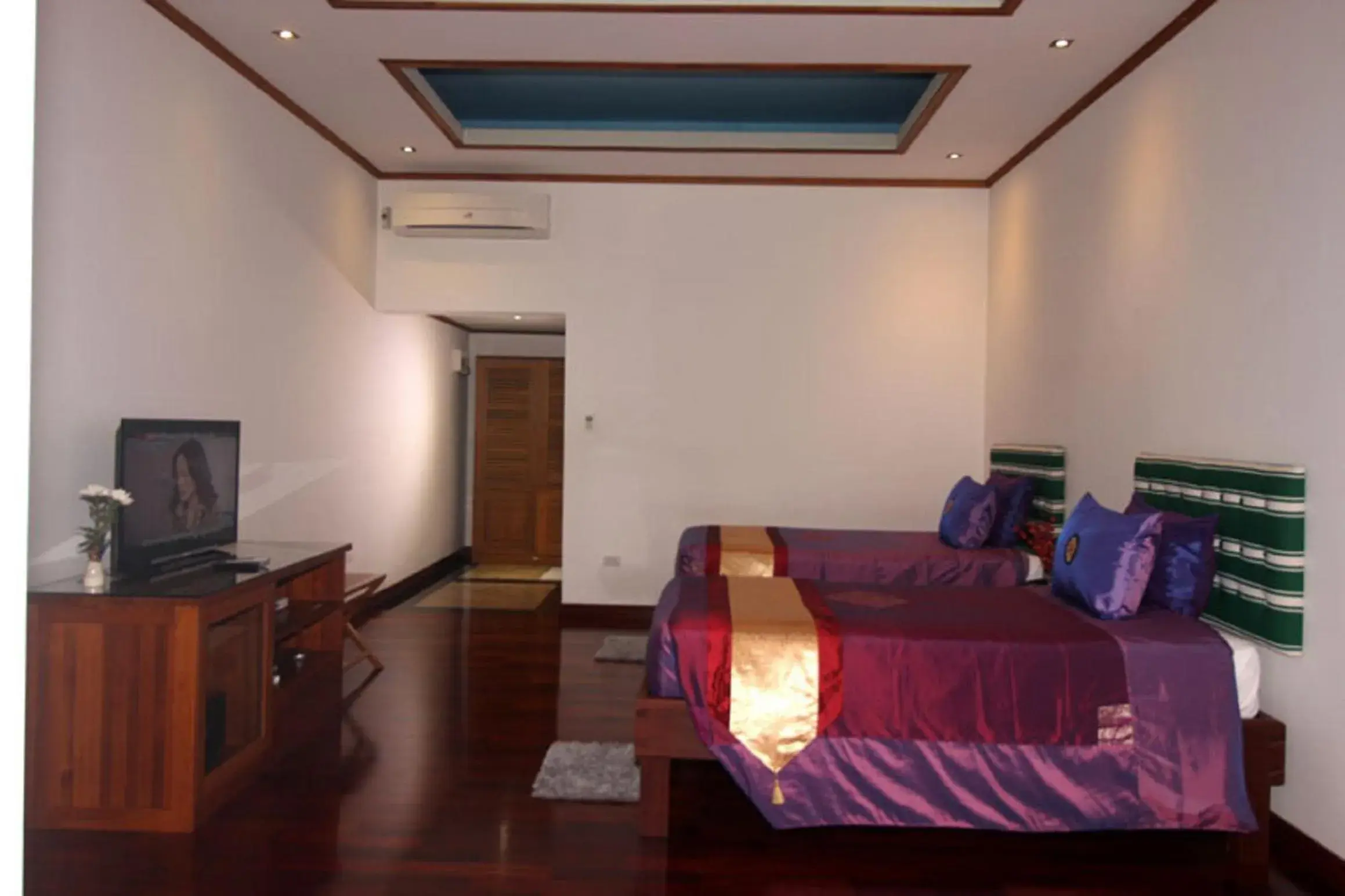 Photo of the whole room, Bed in Myanmar Life Hotel