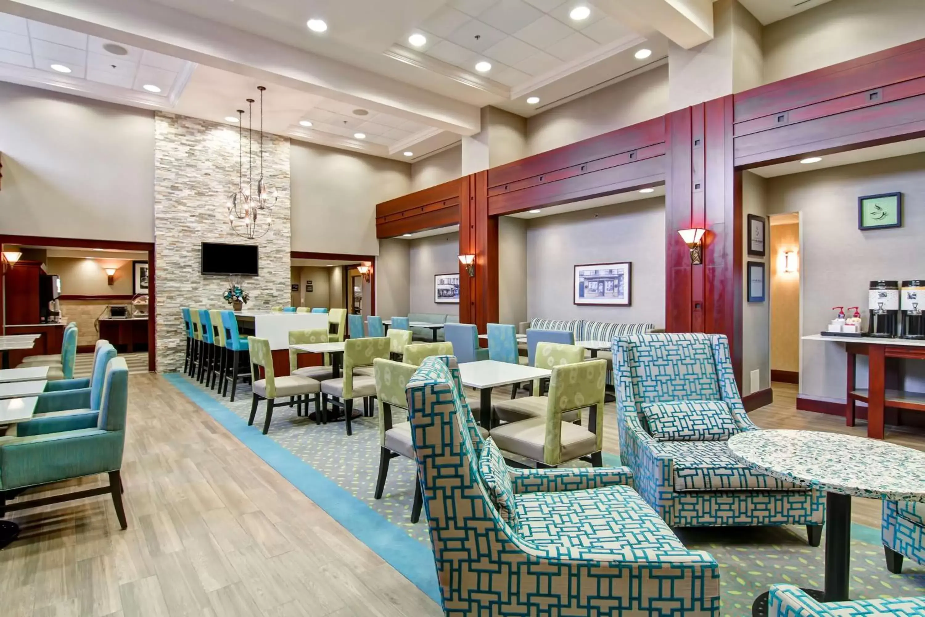 Lounge or bar in Hampton Inn By Hilton & Suites Guelph, Ontario, Canada