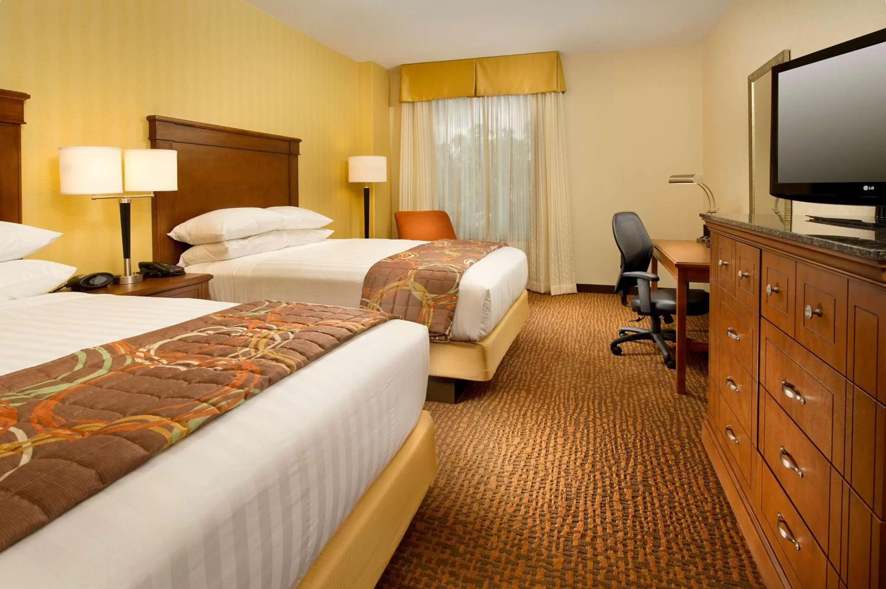 Photo of the whole room, Bed in Drury Inn & Suites Valdosta