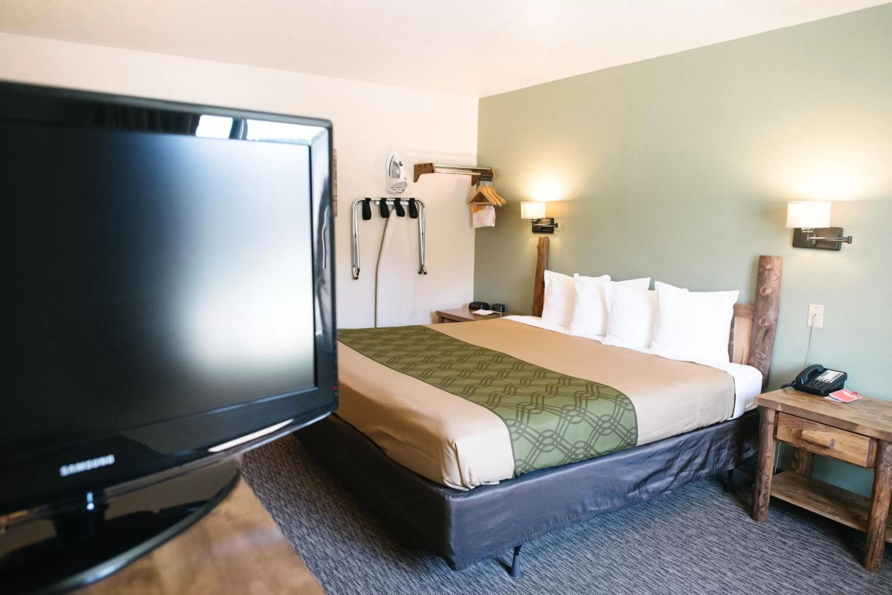 Bedroom, Bed in Econo Lodge, Downtown Custer Near Custer State Park and Mt Rushmore