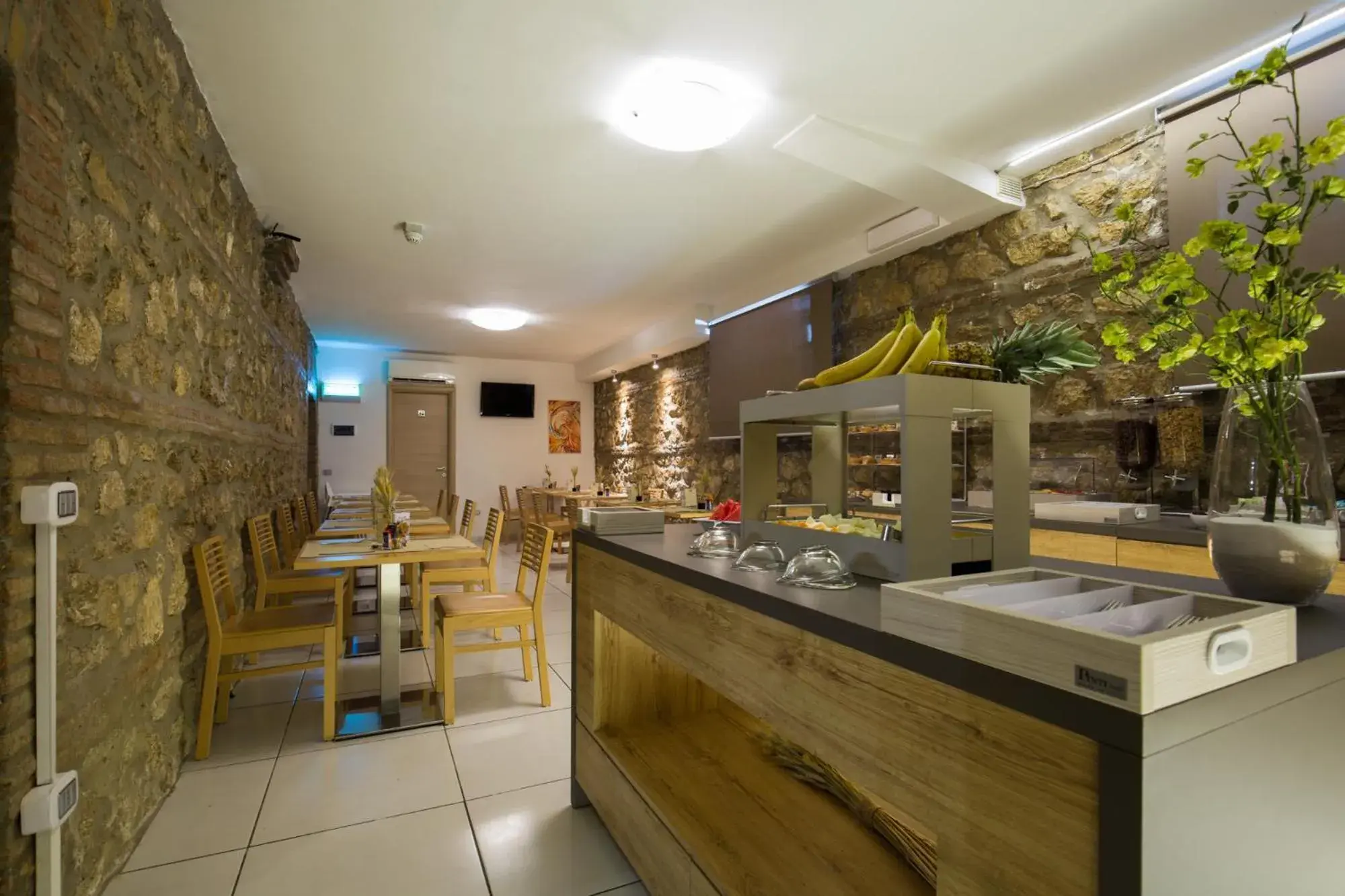 Food and drinks, Restaurant/Places to Eat in Plana Hotel