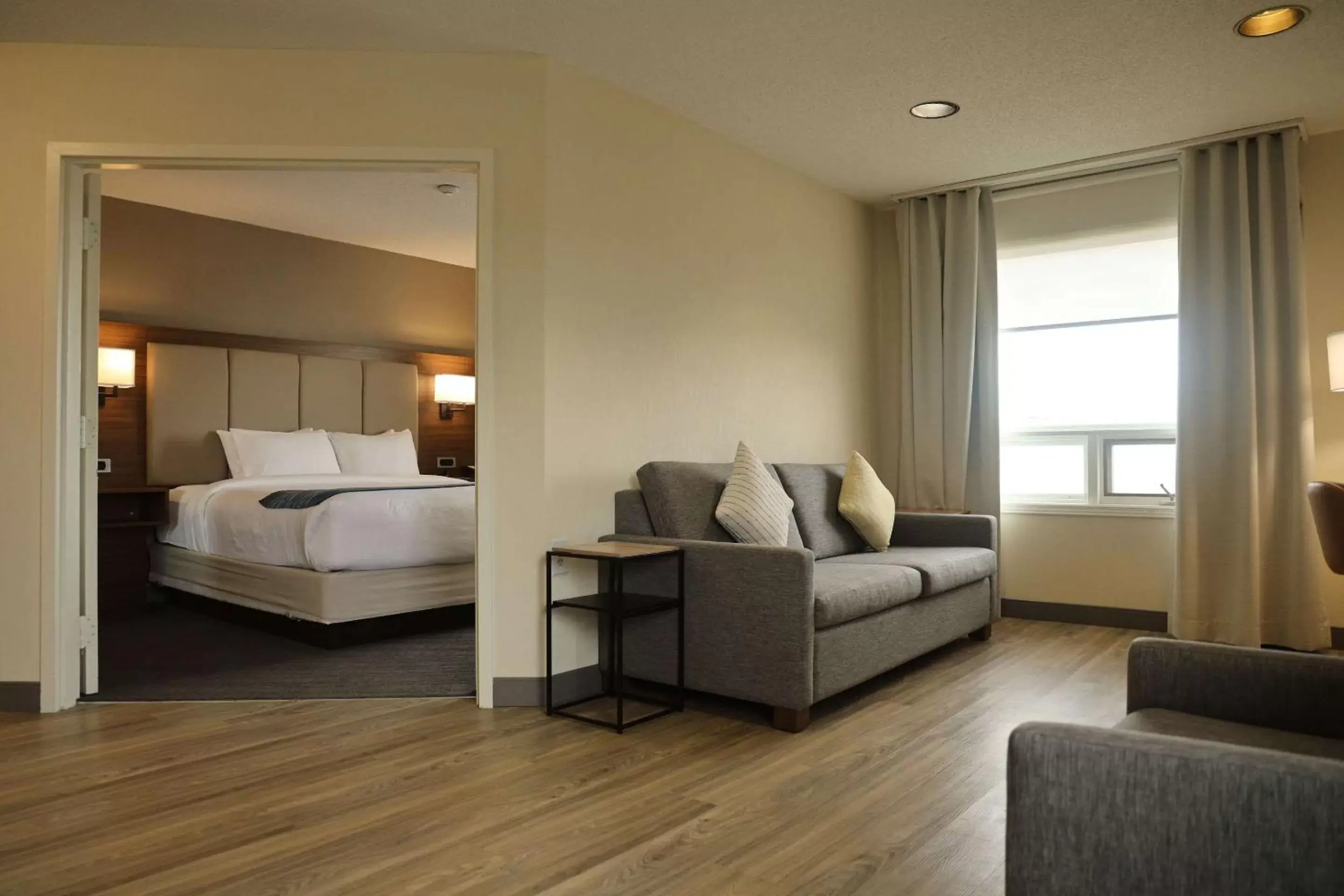 Bedroom, Seating Area in Comfort Inn and Suites Ingersoll