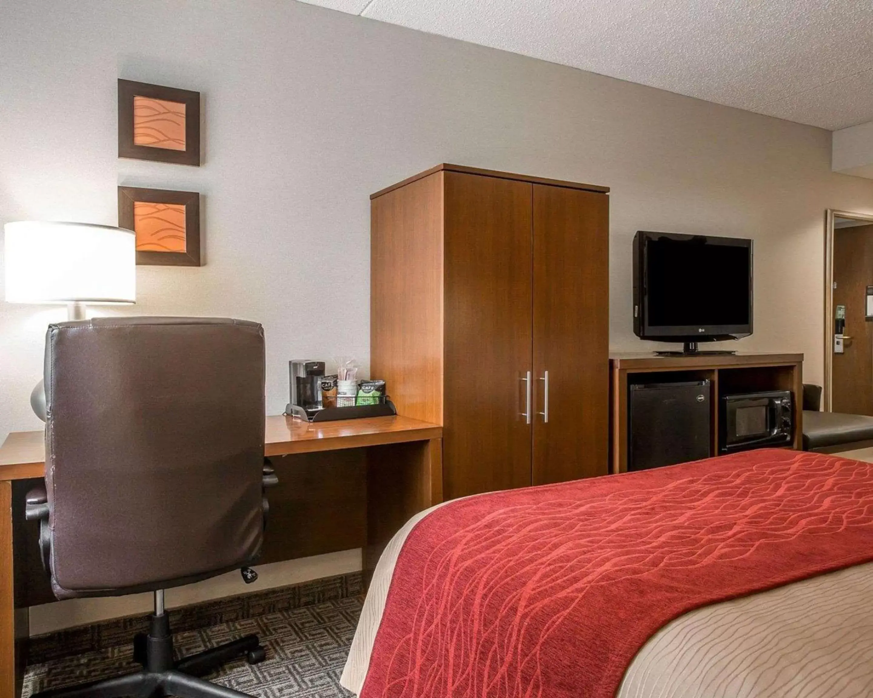 Photo of the whole room, TV/Entertainment Center in Comfort Inn Latham/Albany North